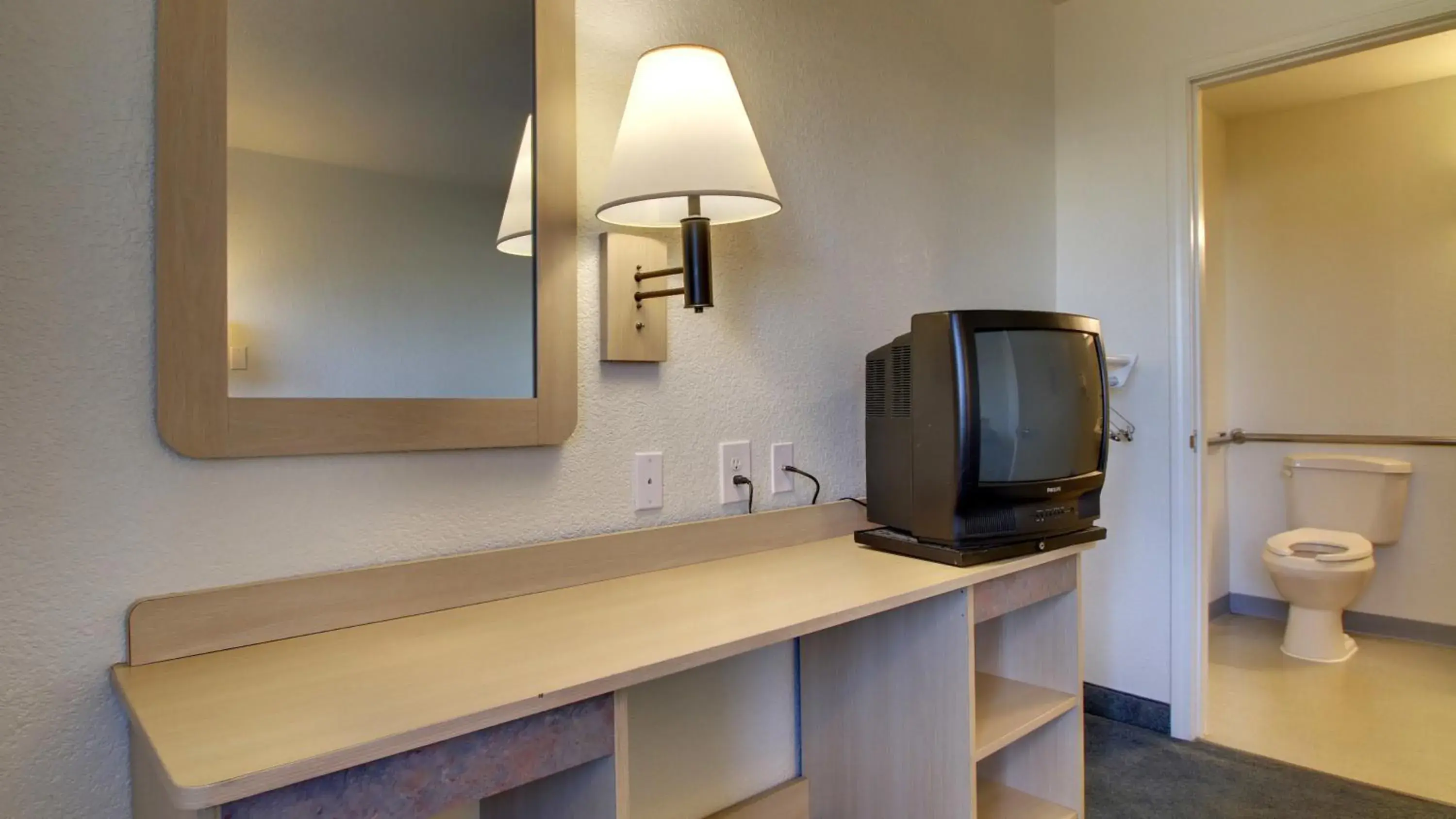 Bedroom, TV/Entertainment Center in Motel 6-Owensboro, KY