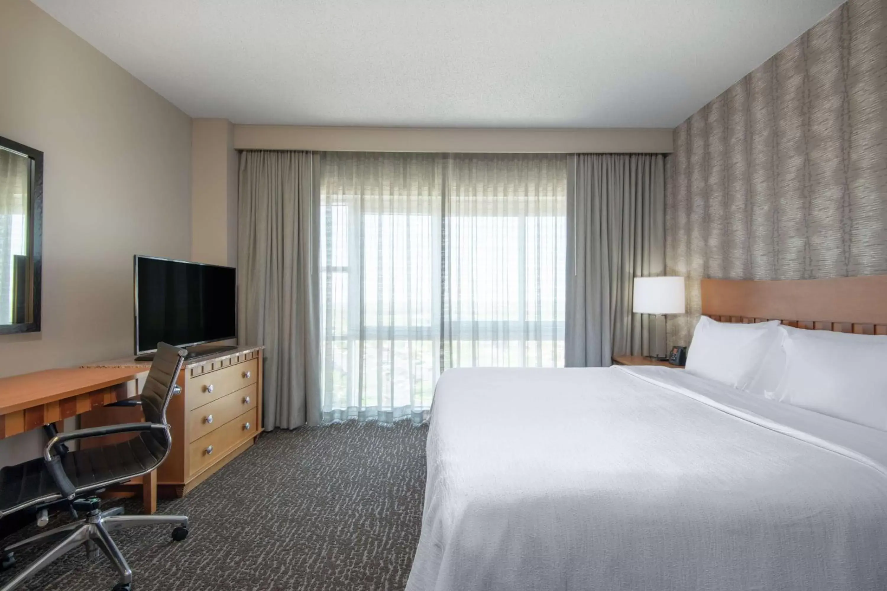 Bedroom, Bed in Embassy Suites Northwest Arkansas - Hotel, Spa & Convention Center