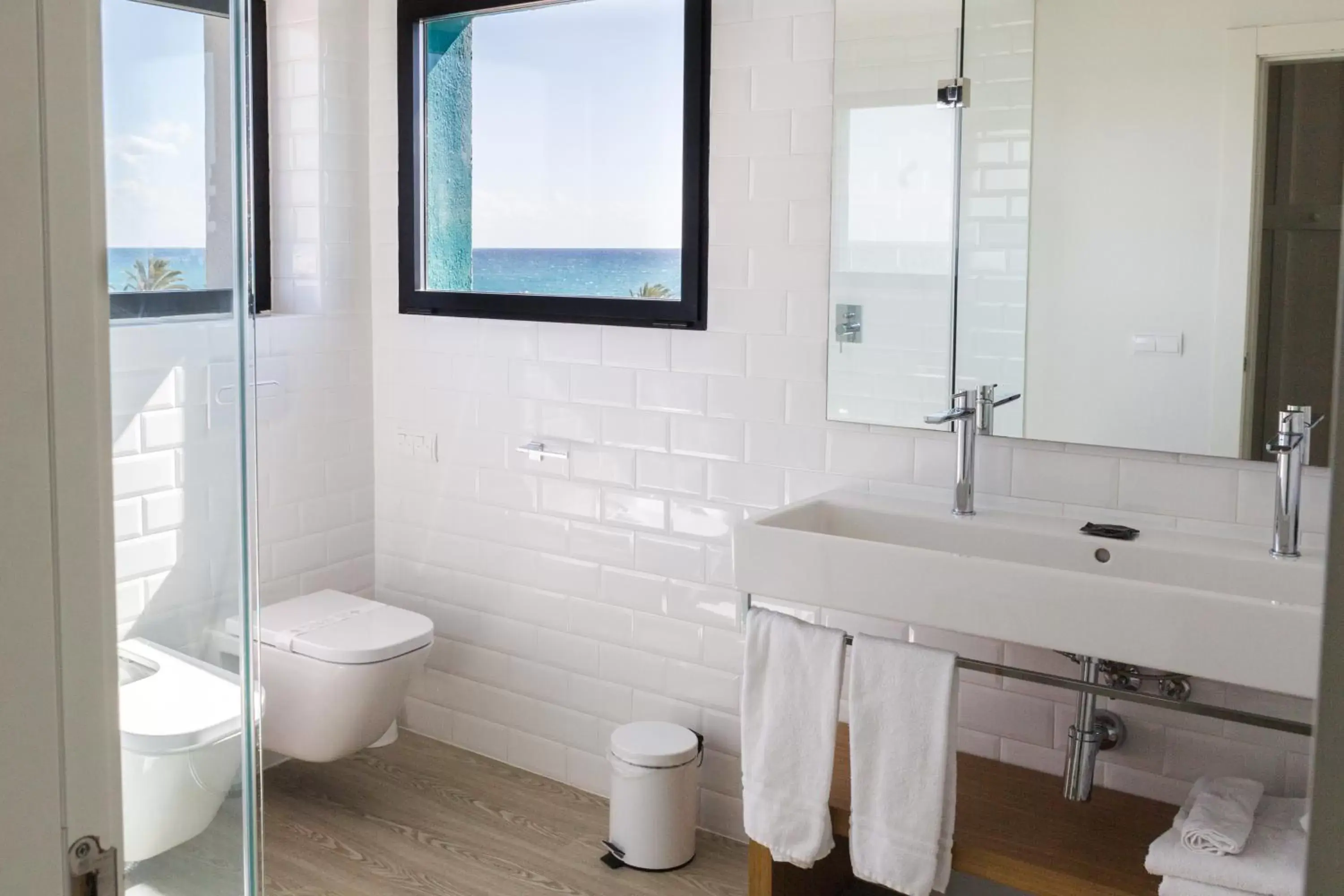 Shower, Bathroom in Hotel Almirante