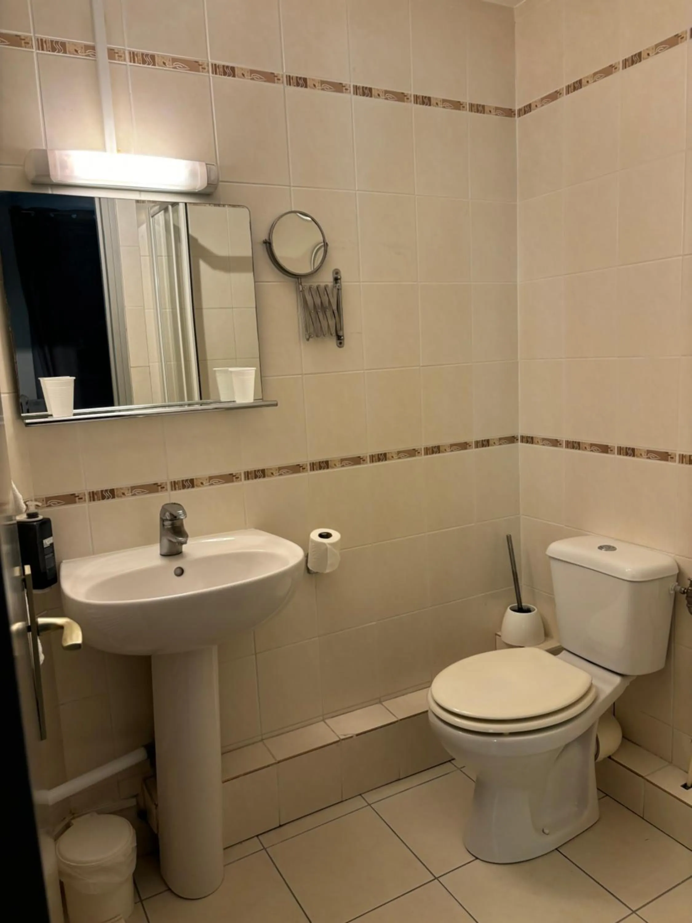 Bathroom in Brit Hotel du Commerce Bergerac