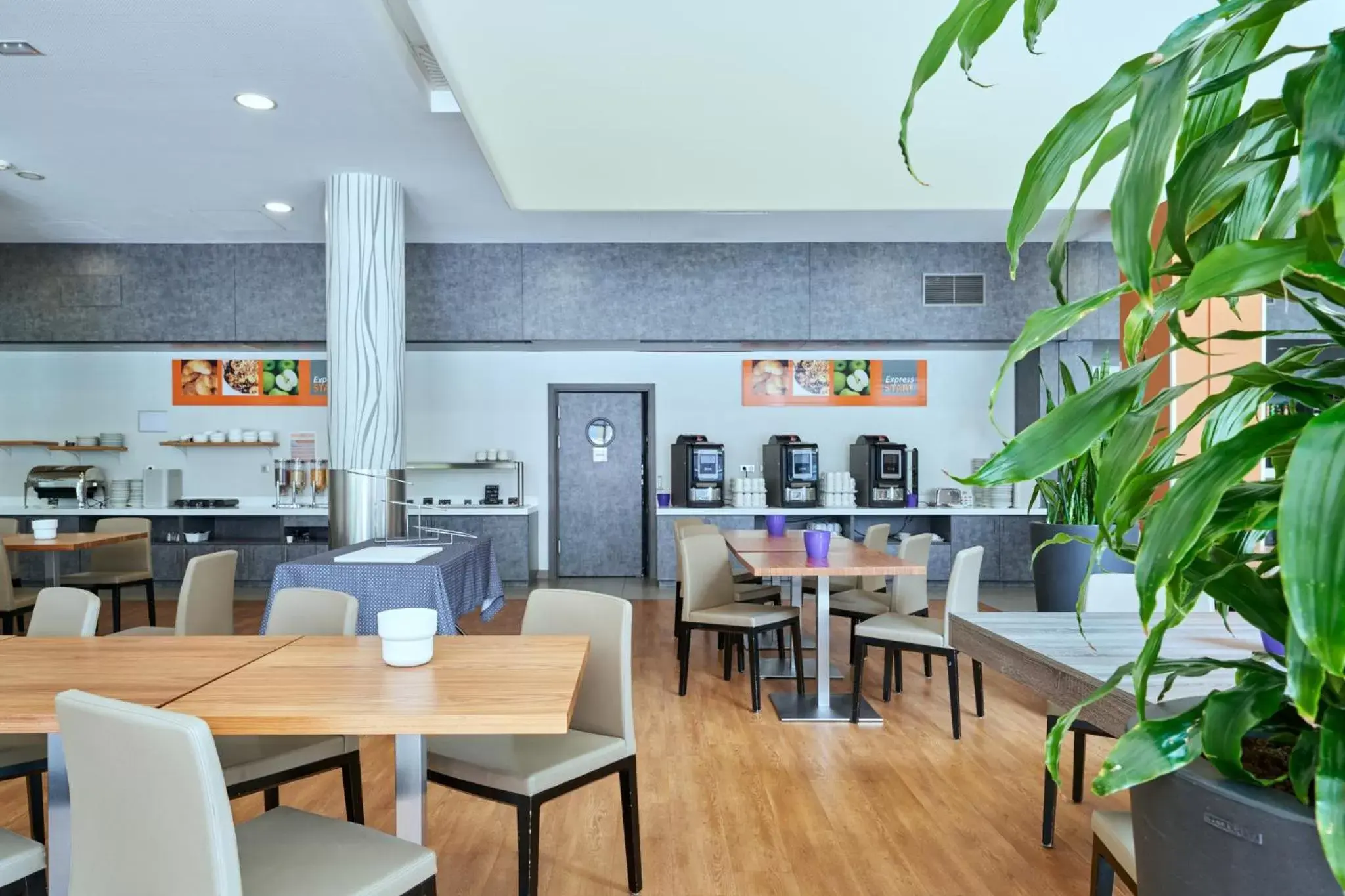 Breakfast, Restaurant/Places to Eat in Holiday Inn Express Strasbourg Centre, an IHG Hotel