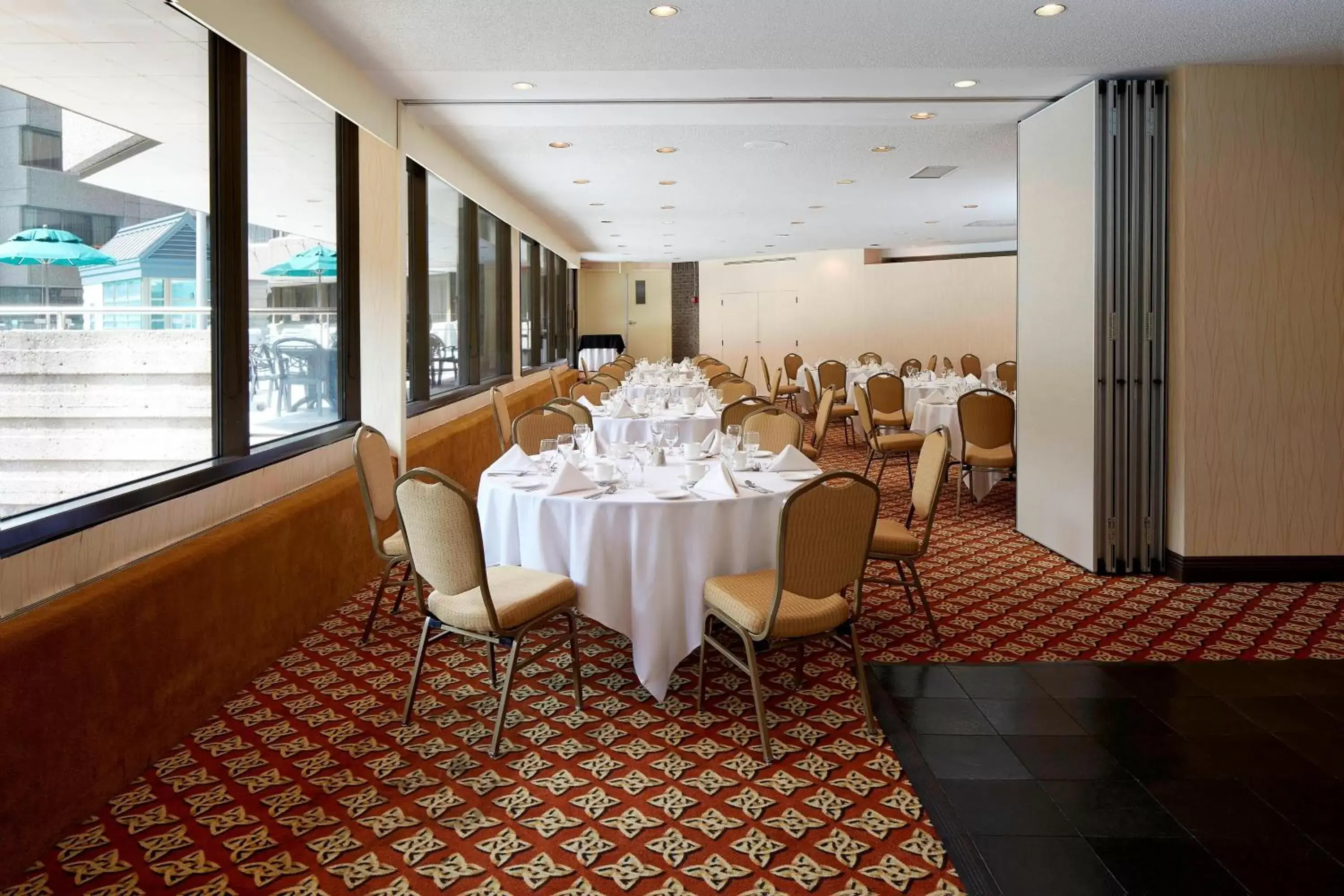 Meeting/conference room, Restaurant/Places to Eat in Delta Hotels by Marriott Quebec