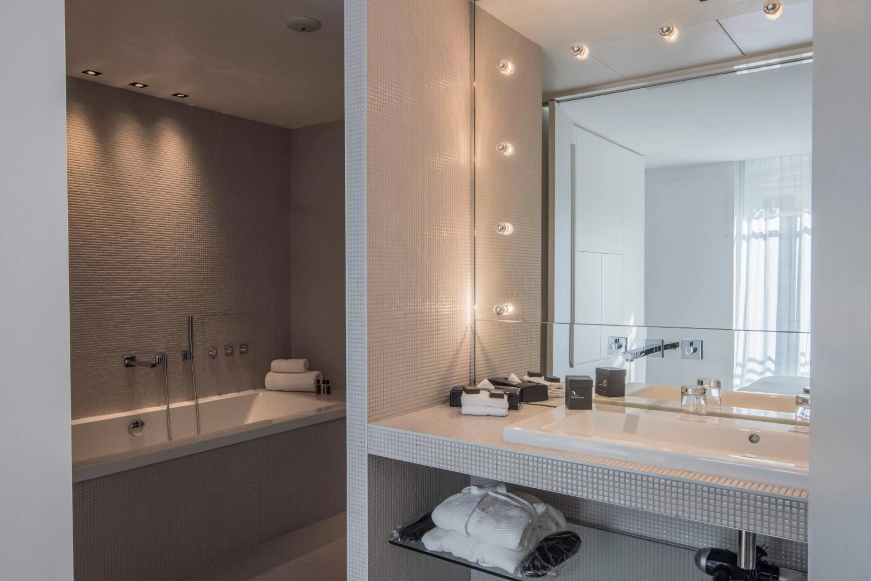 Bathroom in La Maison Champs Elysées