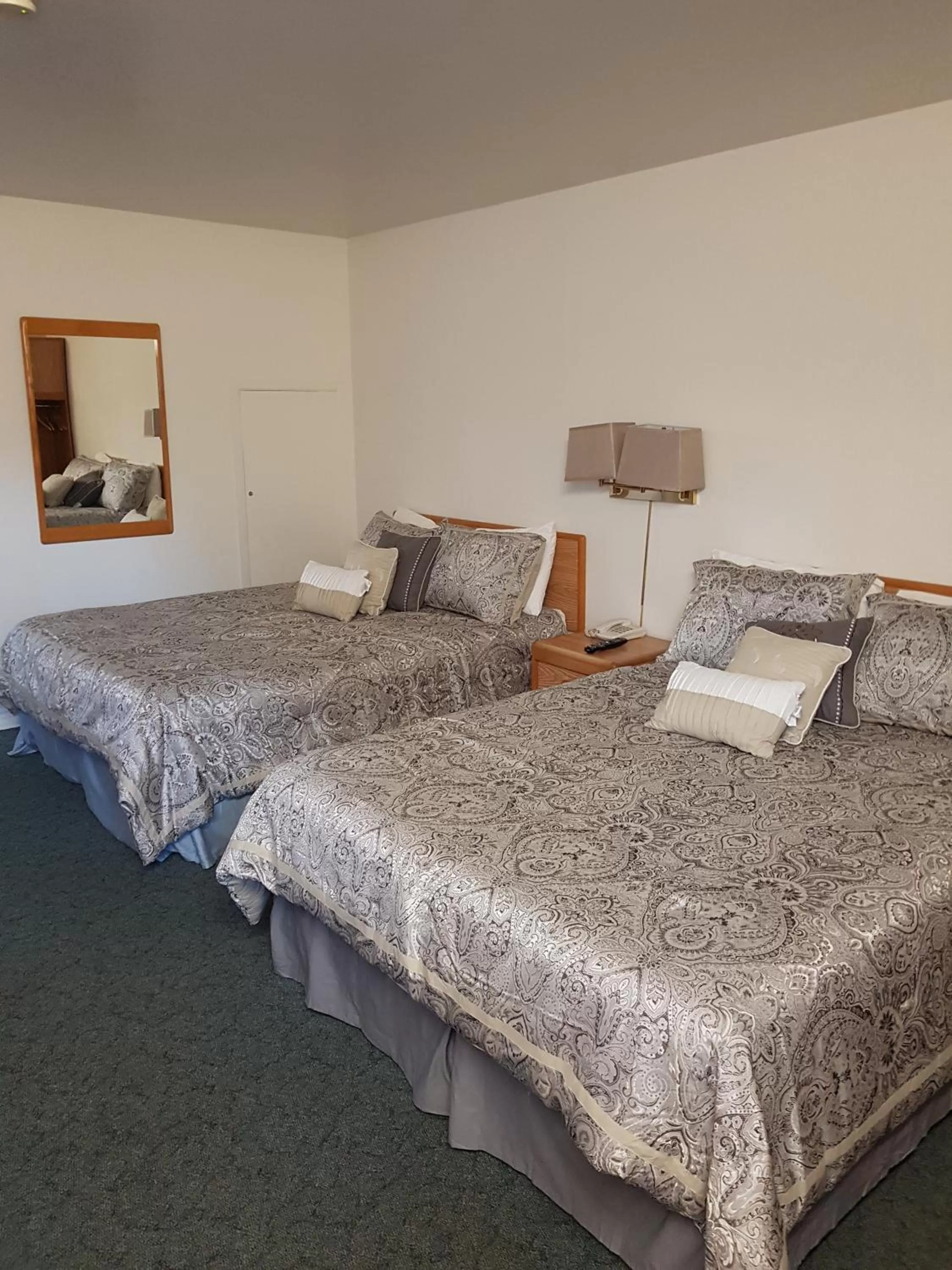 Bed in Covered Bridge Inn & Suites