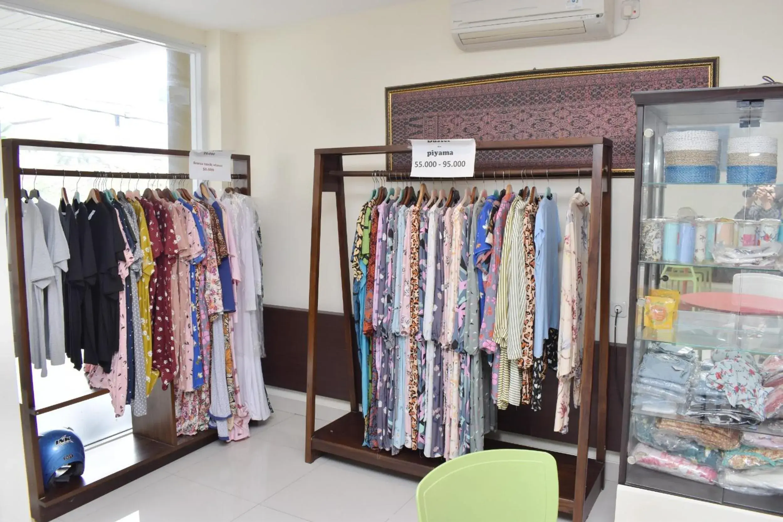 On-site shops, Supermarket/Shops in Homestay 82 Syariah Palembang