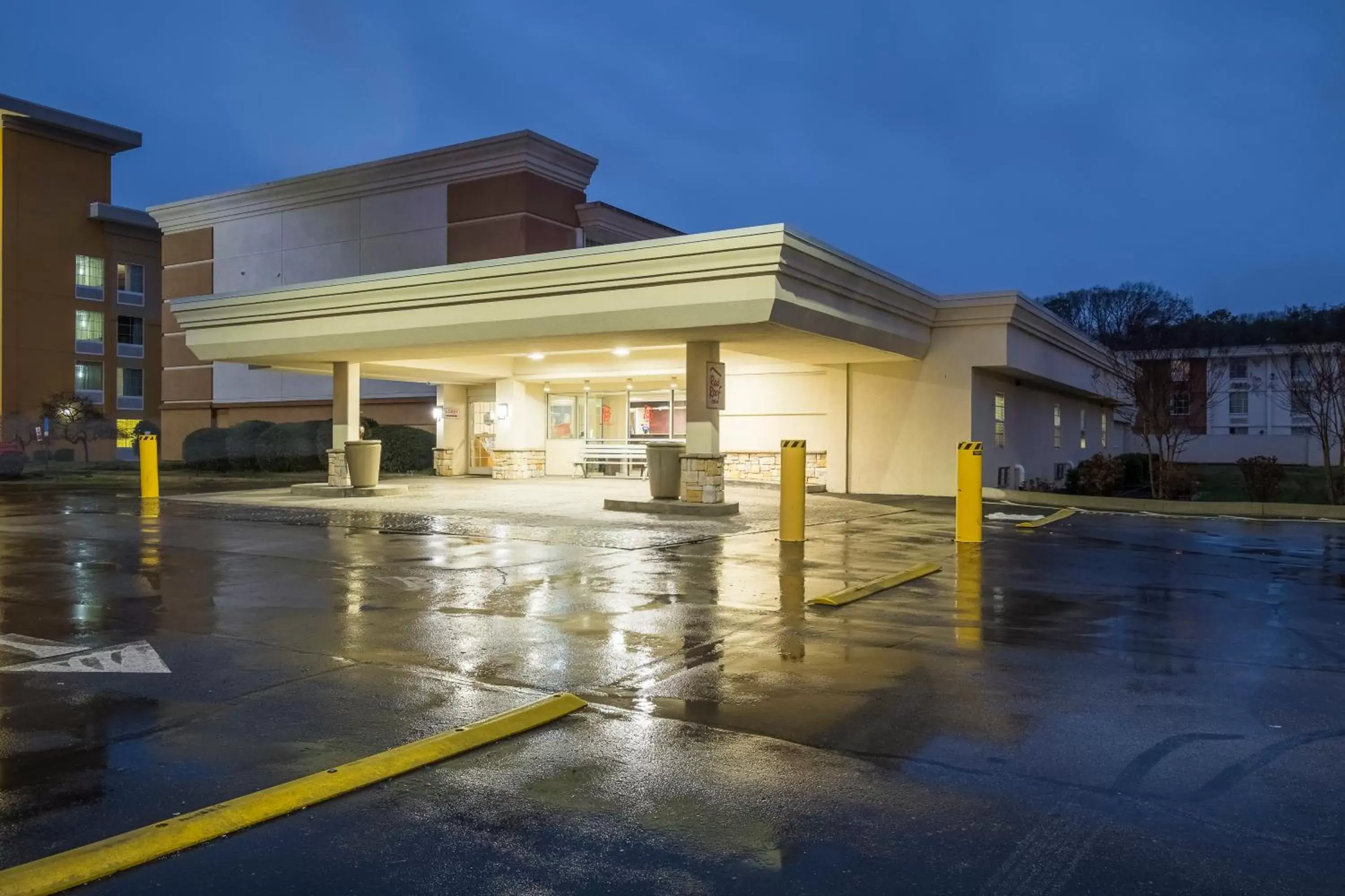 Property building, Facade/Entrance in Red Roof Inn Knoxville Central – Papermill Road