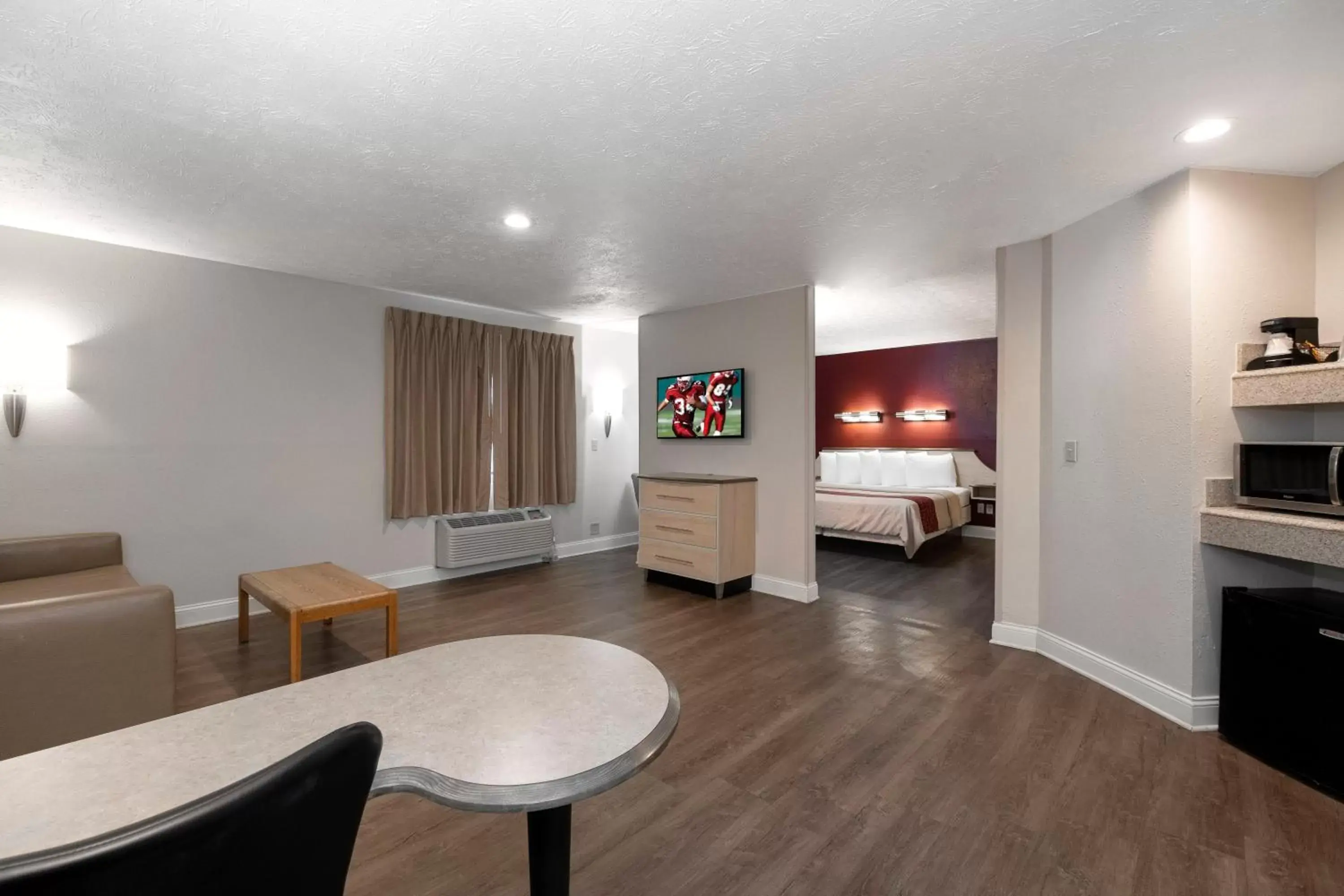 Bedroom, Seating Area in Red Roof Inn Indianapolis - Greenwood