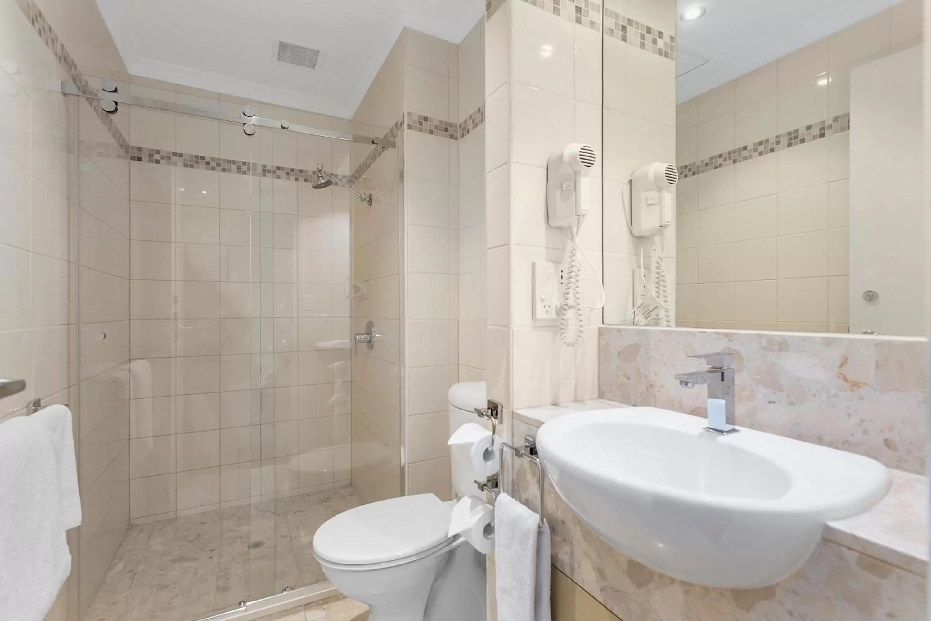 Shower, Bathroom in Clarion Suites Gateway