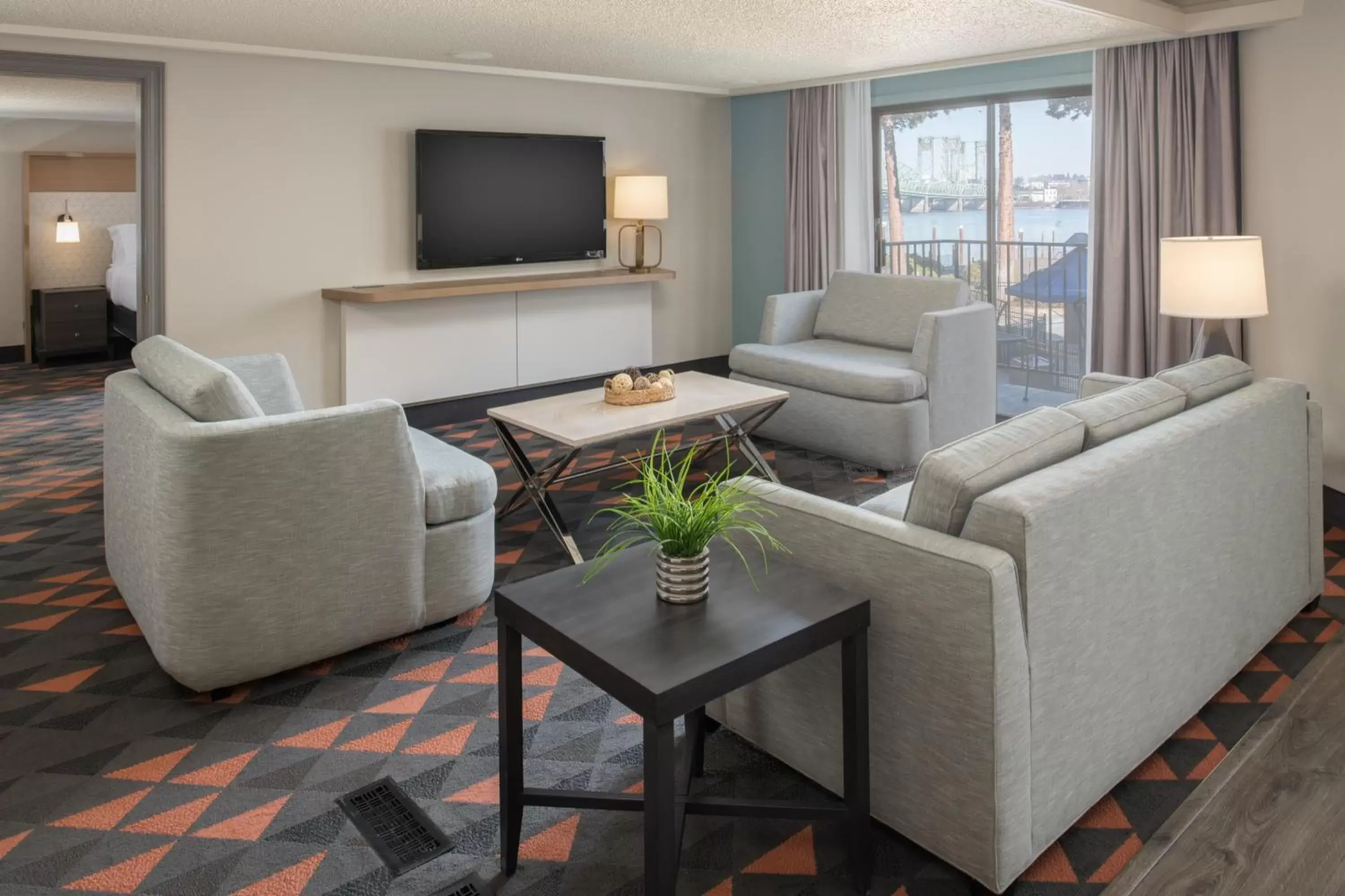 Living room, Seating Area in Holiday Inn - Portland - Columbia Riverfront, an IHG Hotel