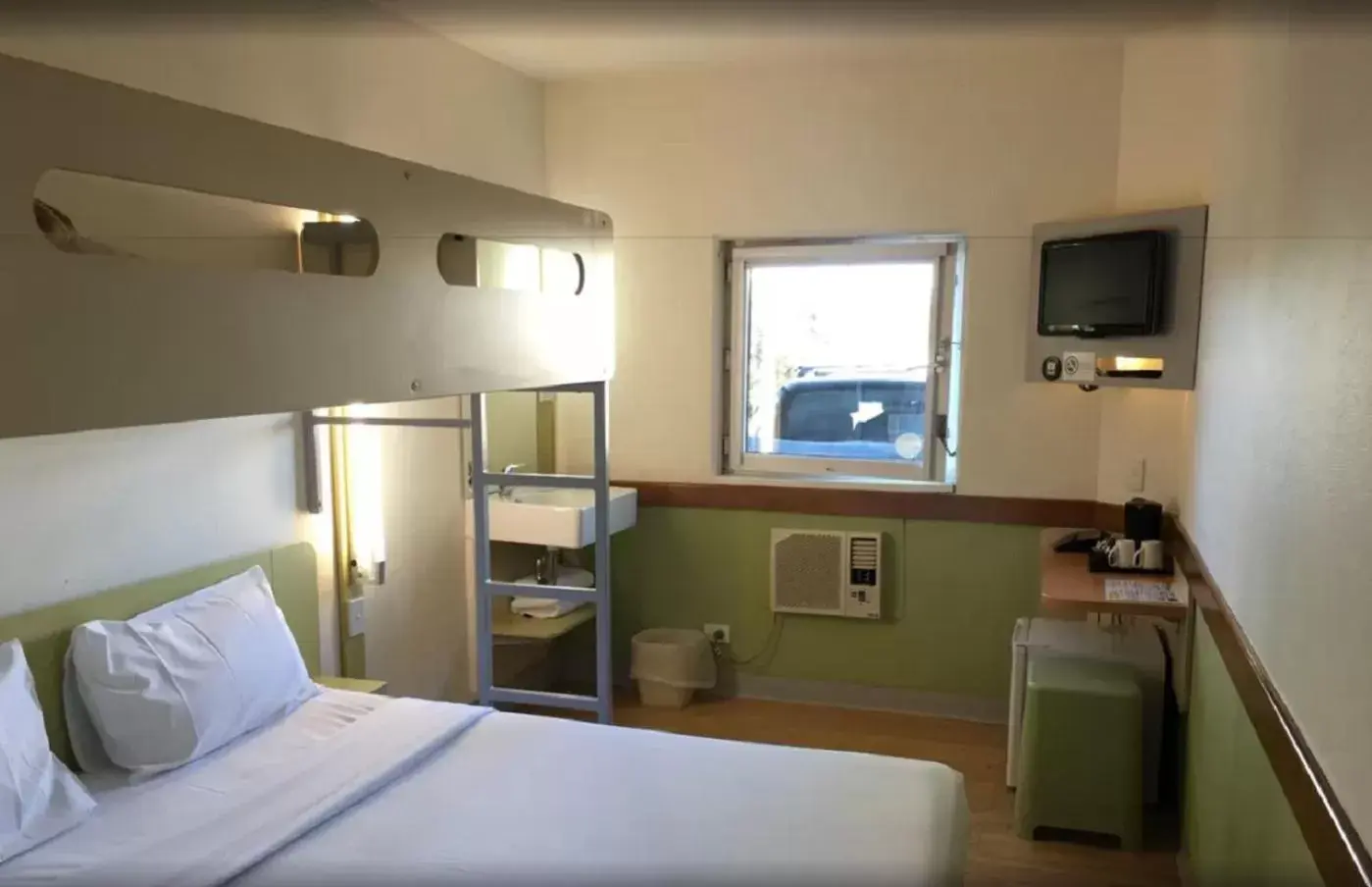 Standard King Room with a Single Overhead Bunk Bed  in ibis Budget - Campbelltown