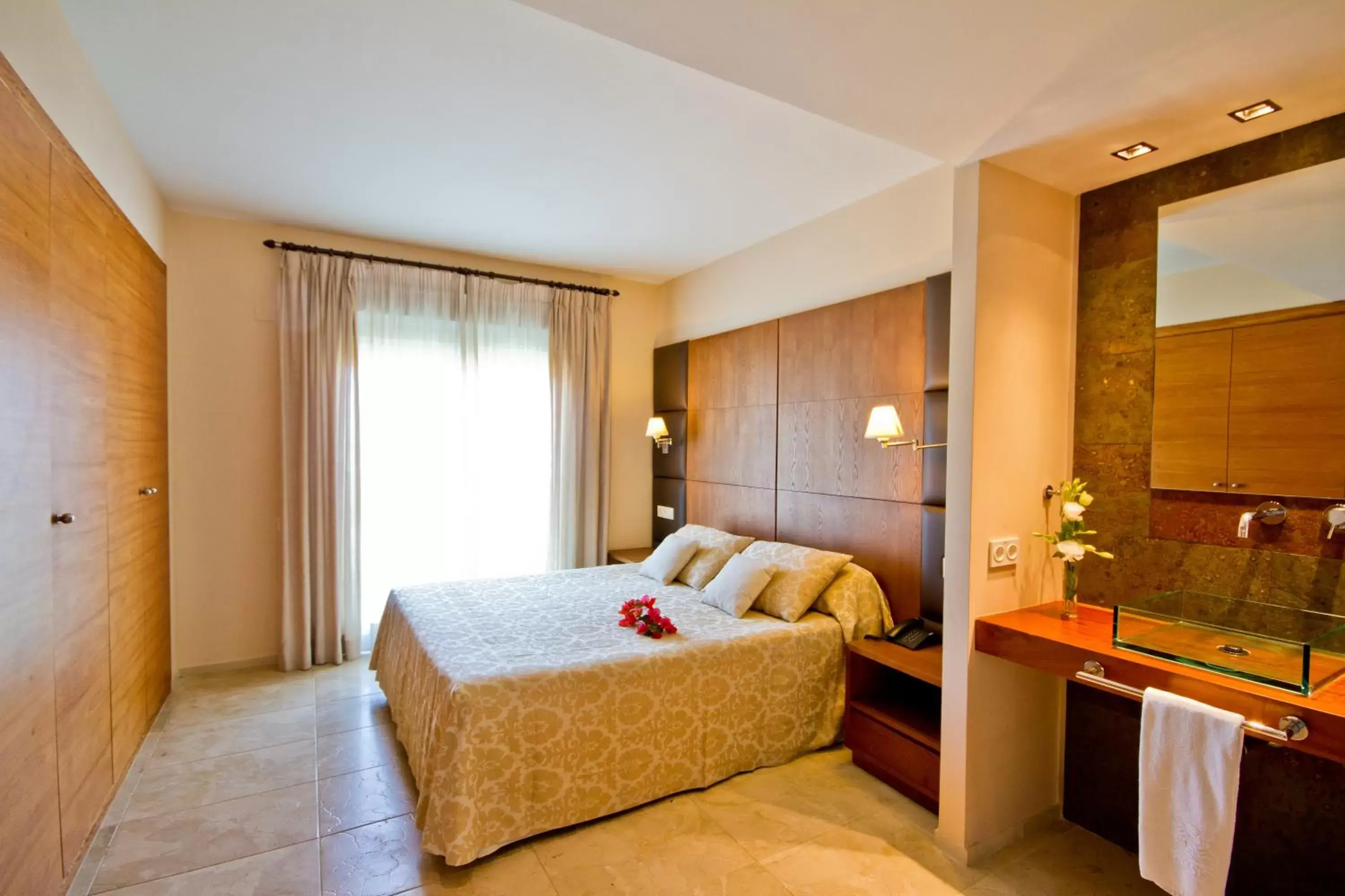 Bedroom, Bed in El Plantío Golf Resort