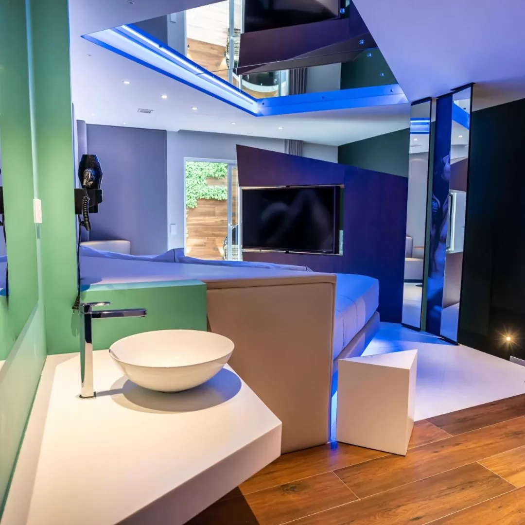 Communal lounge/ TV room, Bathroom in Hotel Avenue