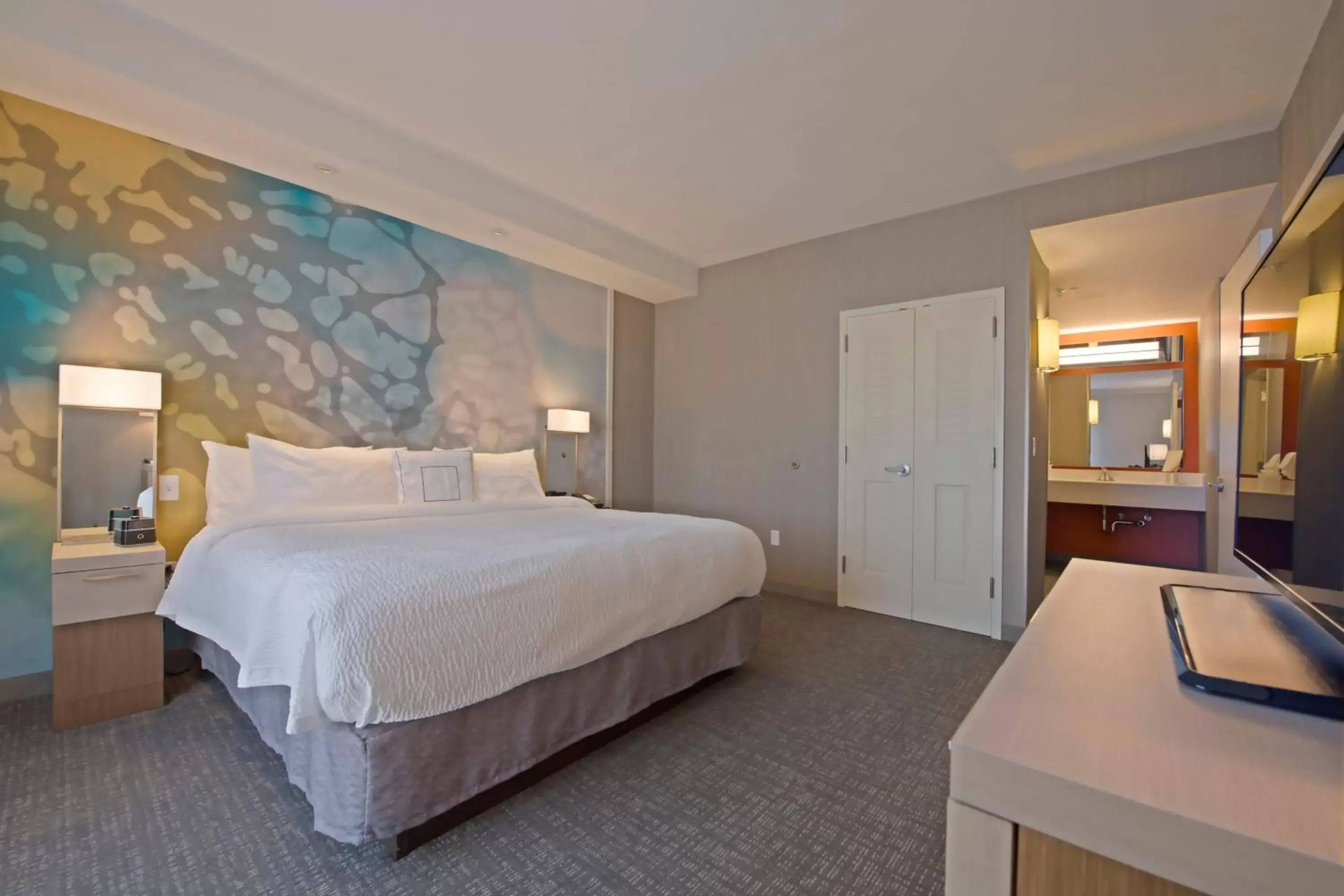 Bedroom, Bed in Courtyard by Marriott Westbury Long Island