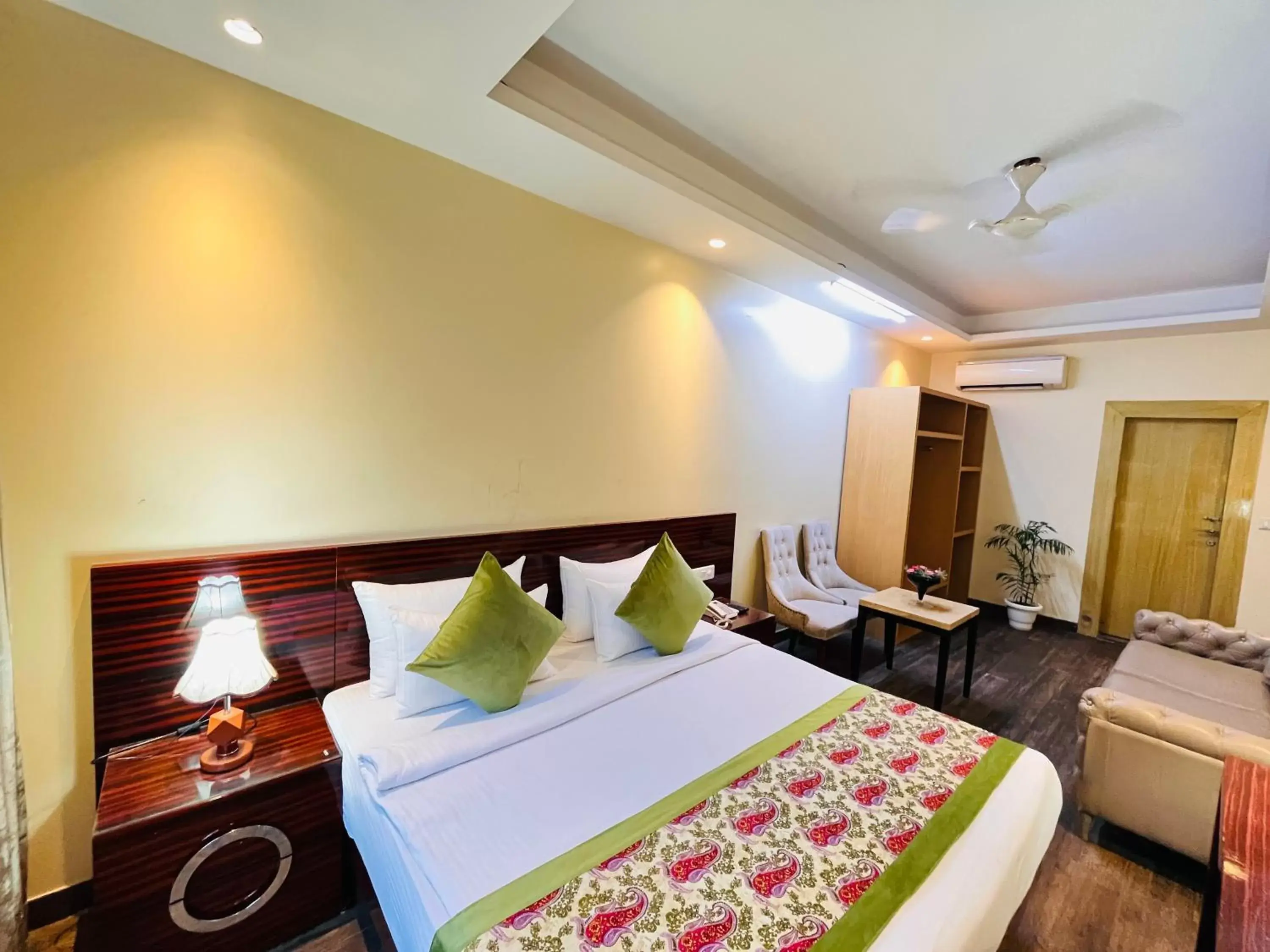 Bed in Hotel Banz - Near Delhi International Airport