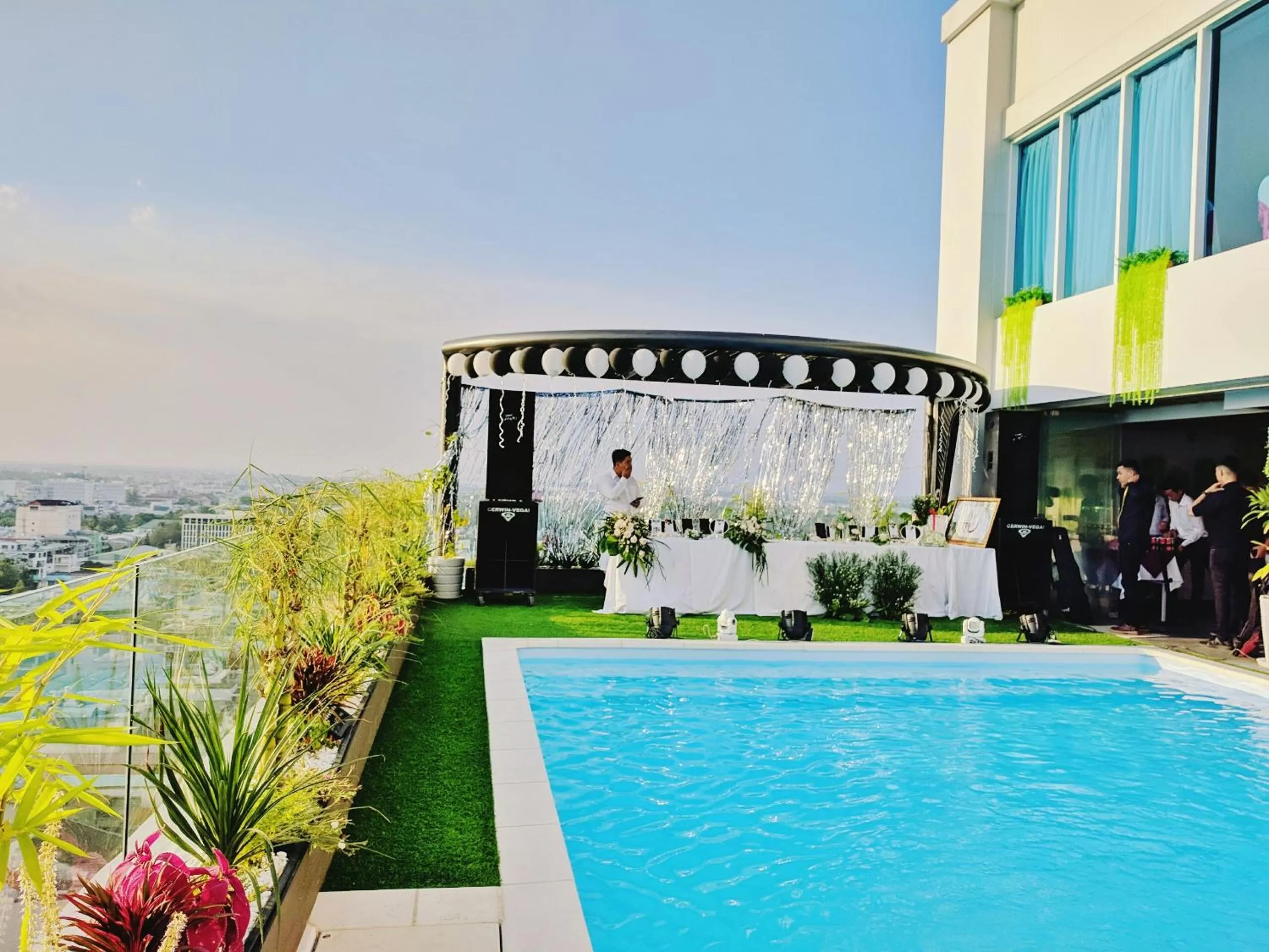 Swimming pool in Holiday One Can Tho Hotel