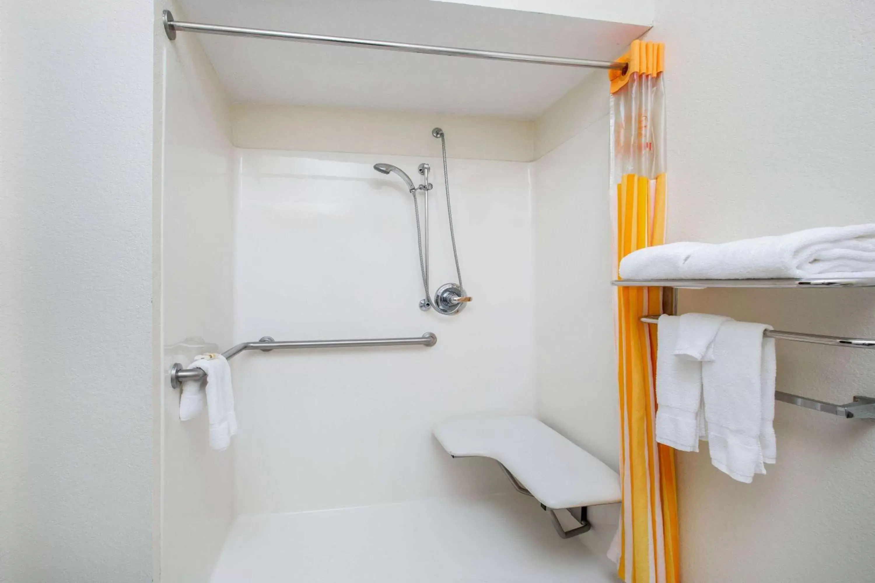 Shower, Bathroom in La Quinta Inn & Suites by Wyndham Tulare