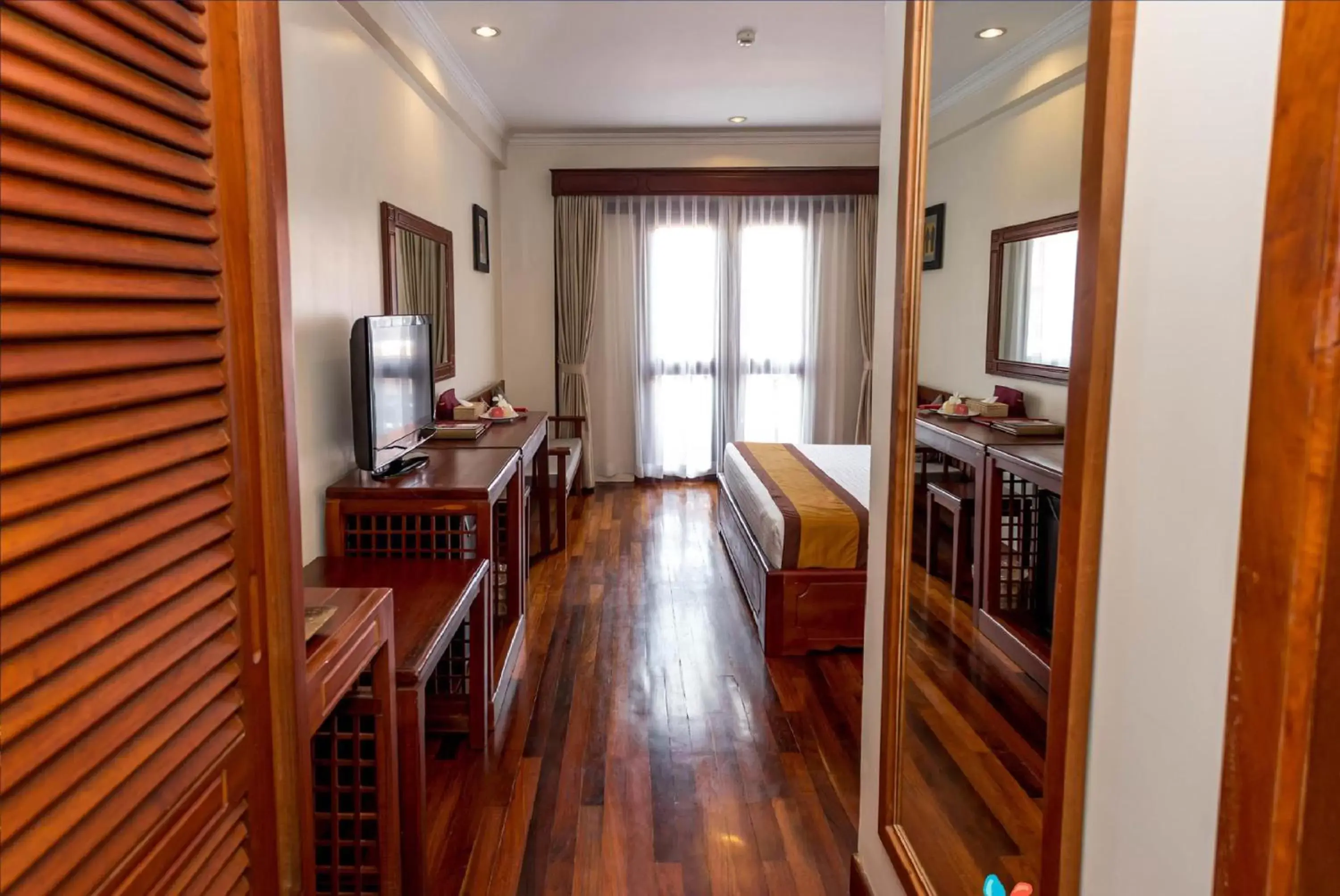 Bedroom, Dining Area in Saem Siemreap Hotel