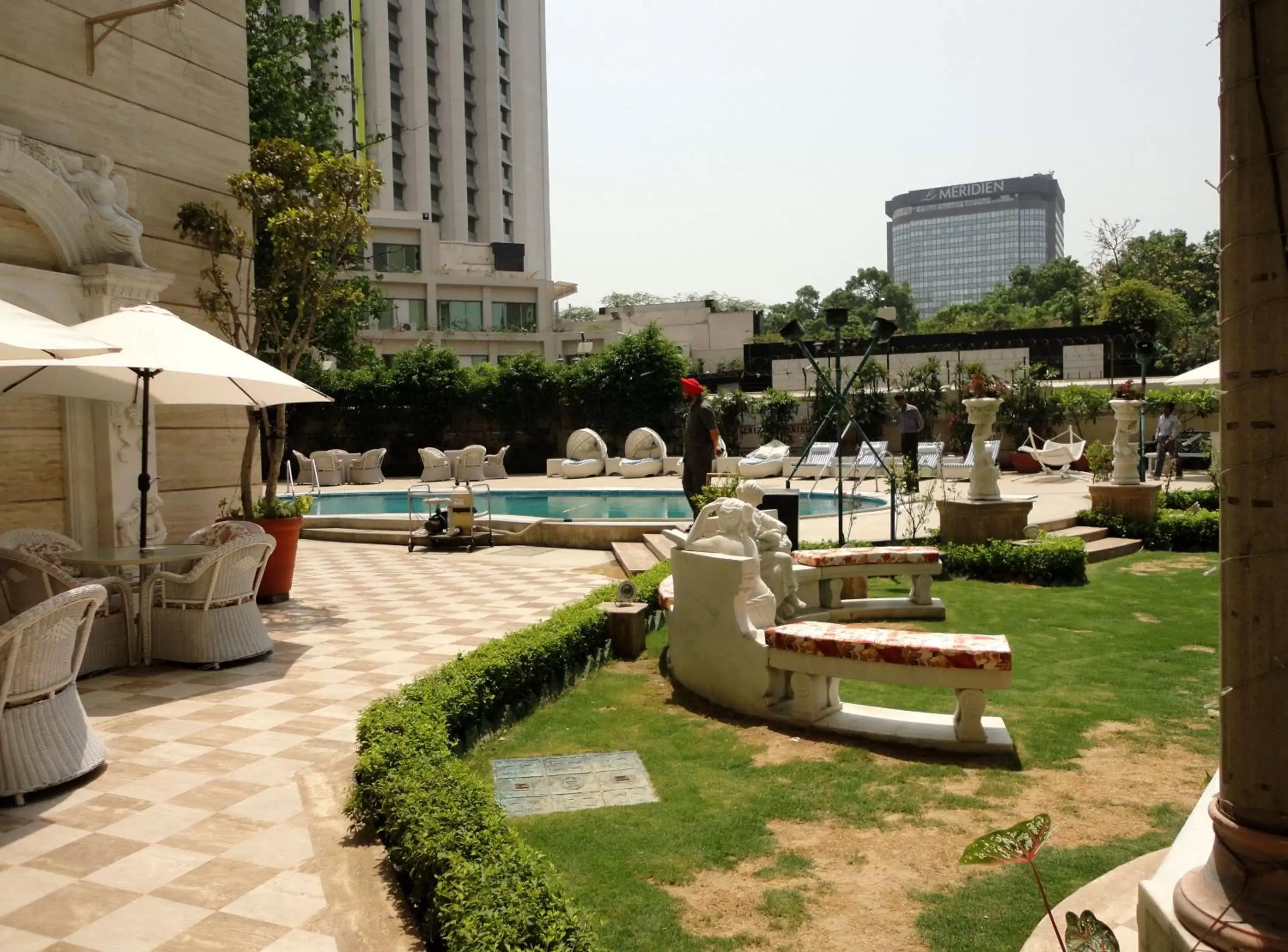 Garden, Swimming Pool in Hotel The Royal Plaza