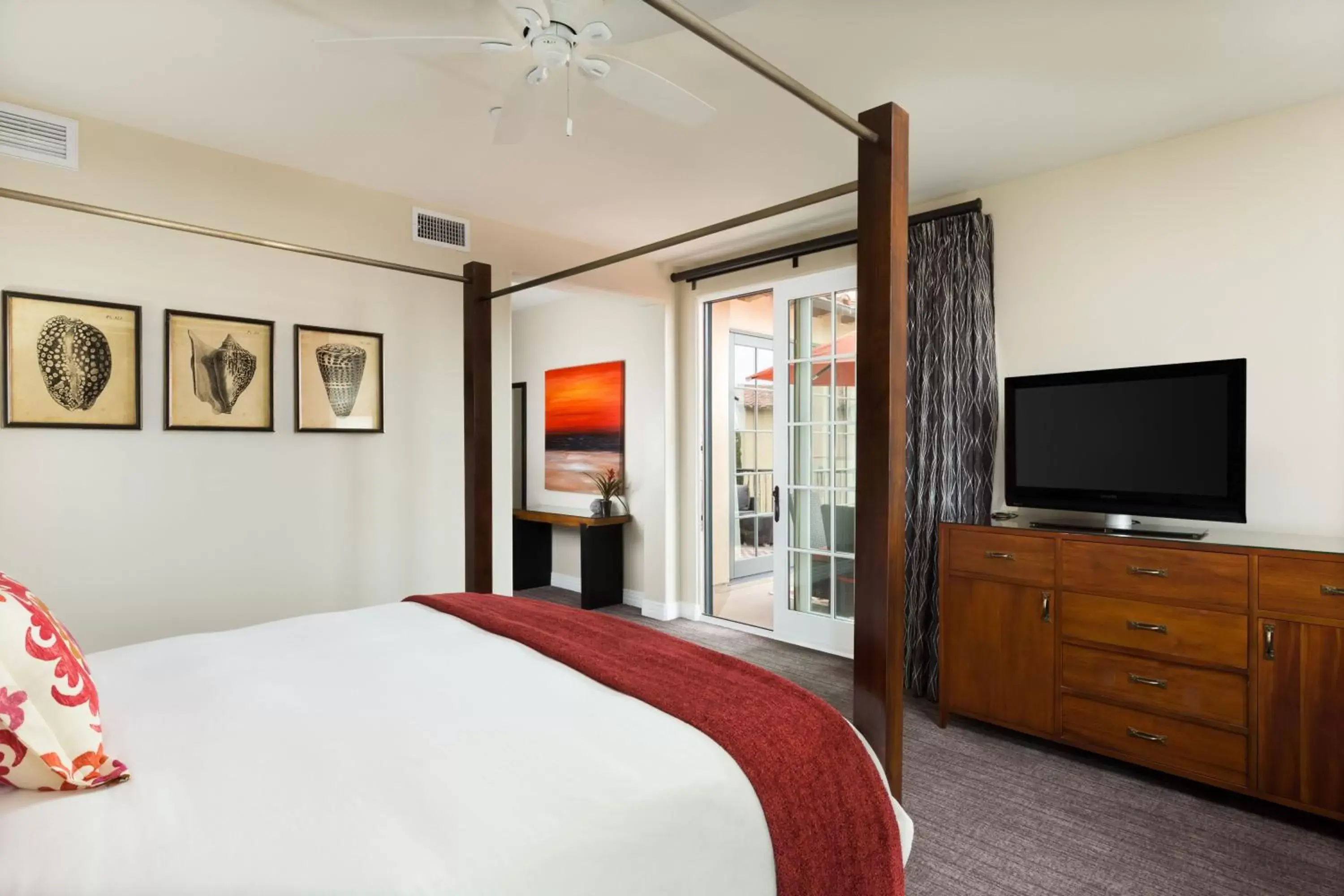 Communal lounge/ TV room, Bed in Terranea Resort Communal lounge/ TV room, Bed in Terranea Resort