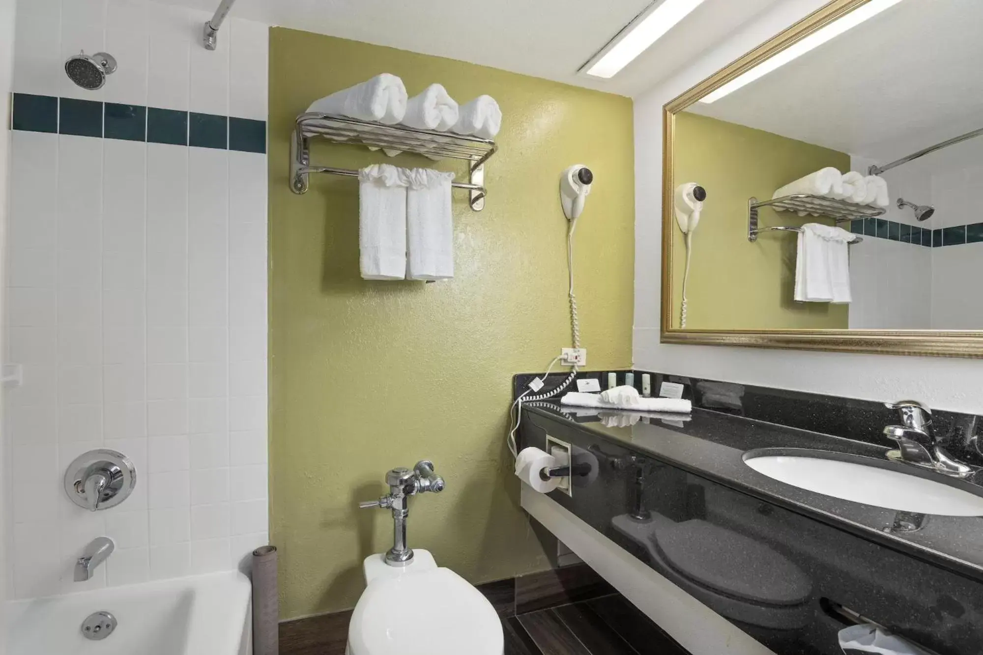 Bathroom in Quality Inn Airport - Cruise Port