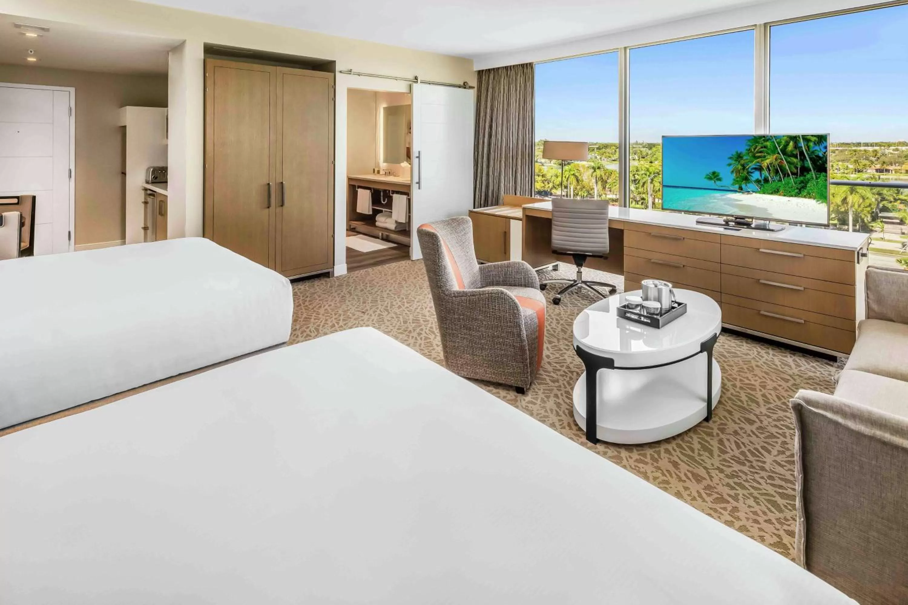 Living room, Bed in Hilton Miami Dadeland