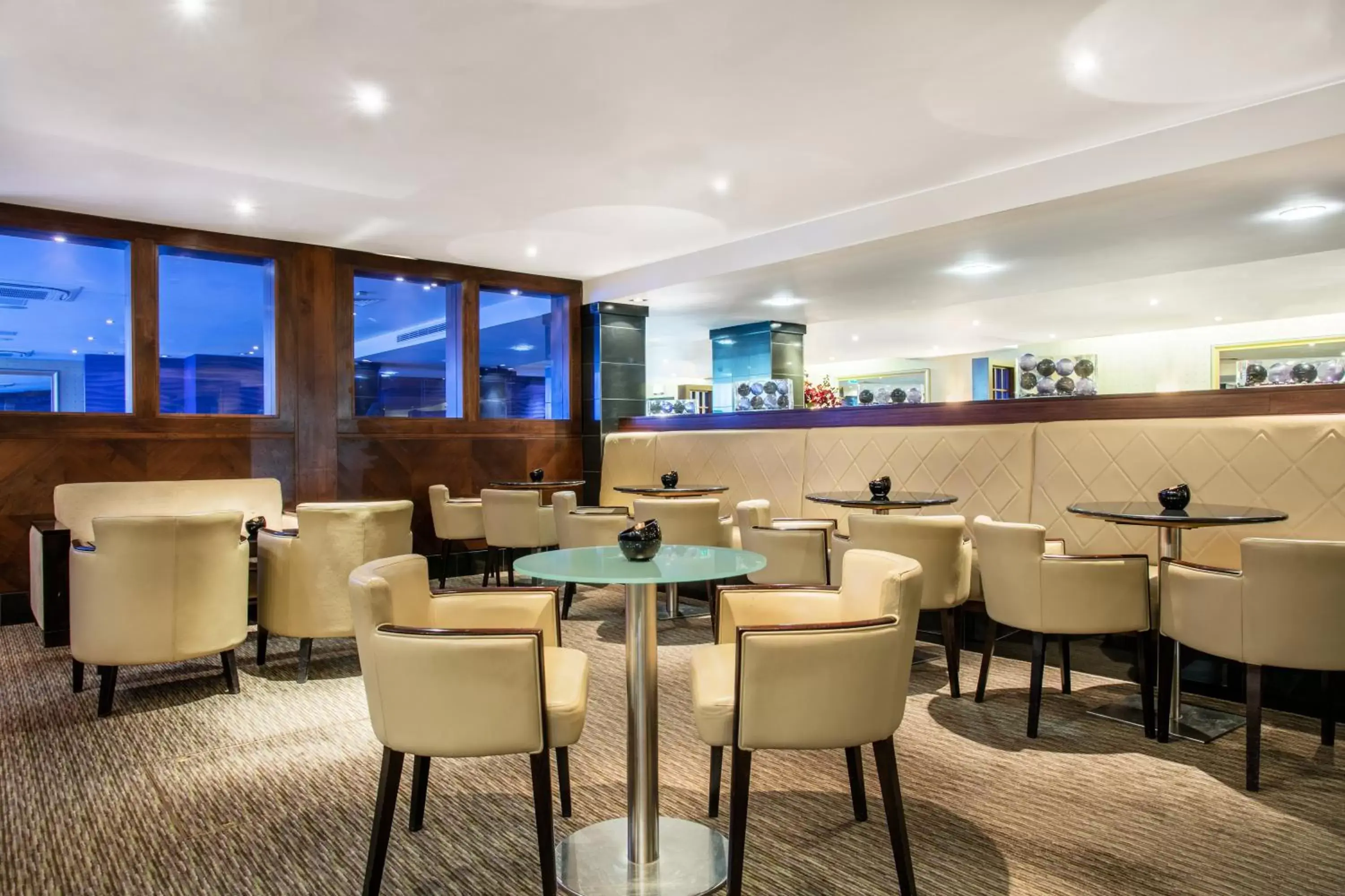 Lounge or bar, Lounge/Bar in Crowne Plaza London Ealing, an IHG Hotel