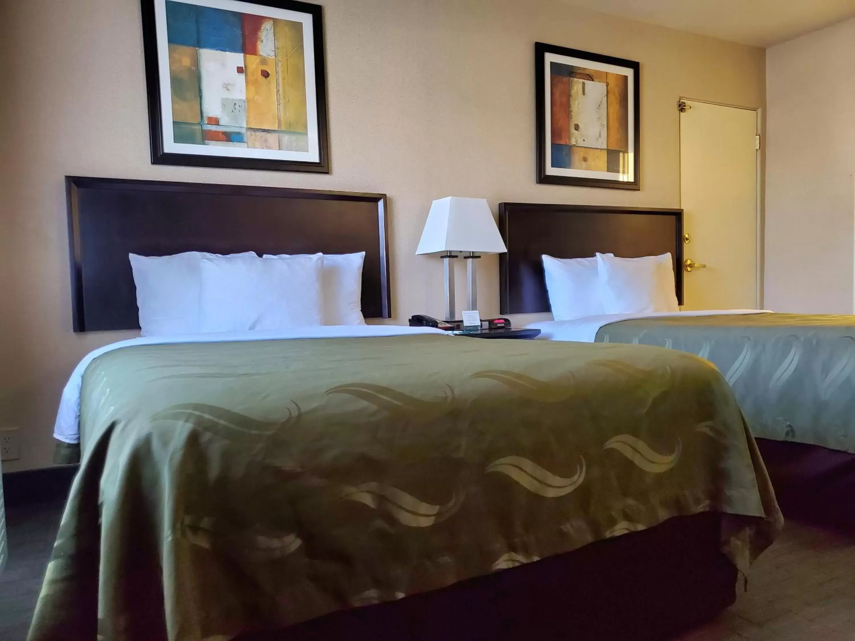 Bed in Quality Inn & Suites Anaheim at the Park