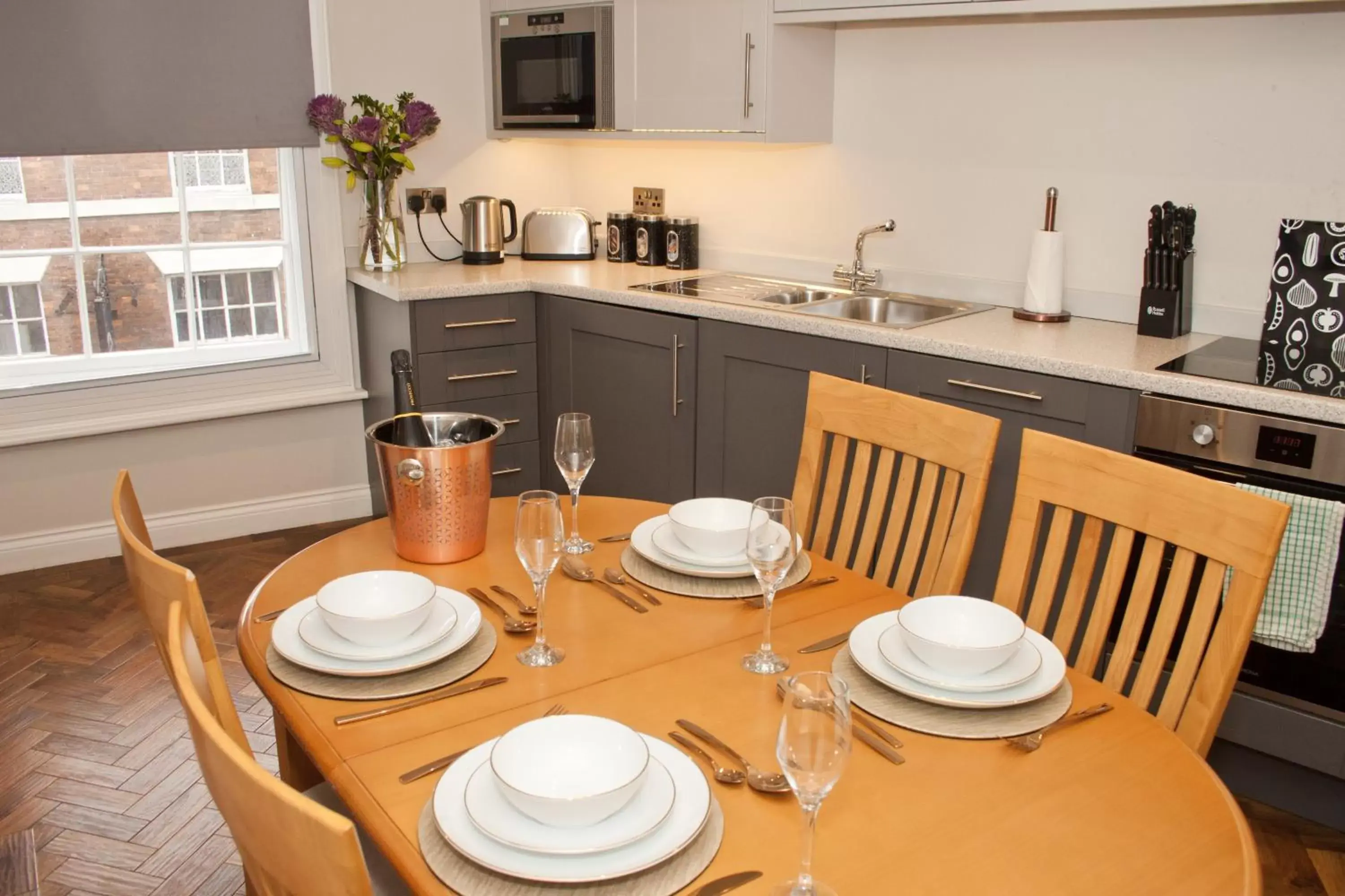 Kitchen or kitchenette, Dining Area in Goodramgate Apartments