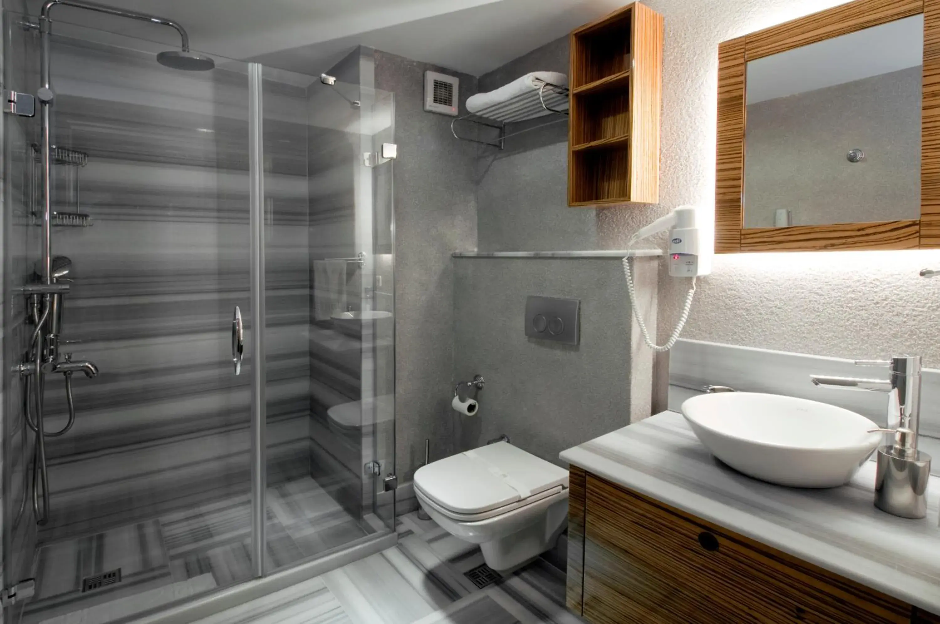 Shower, Bathroom in Hotel Buyuk Keban