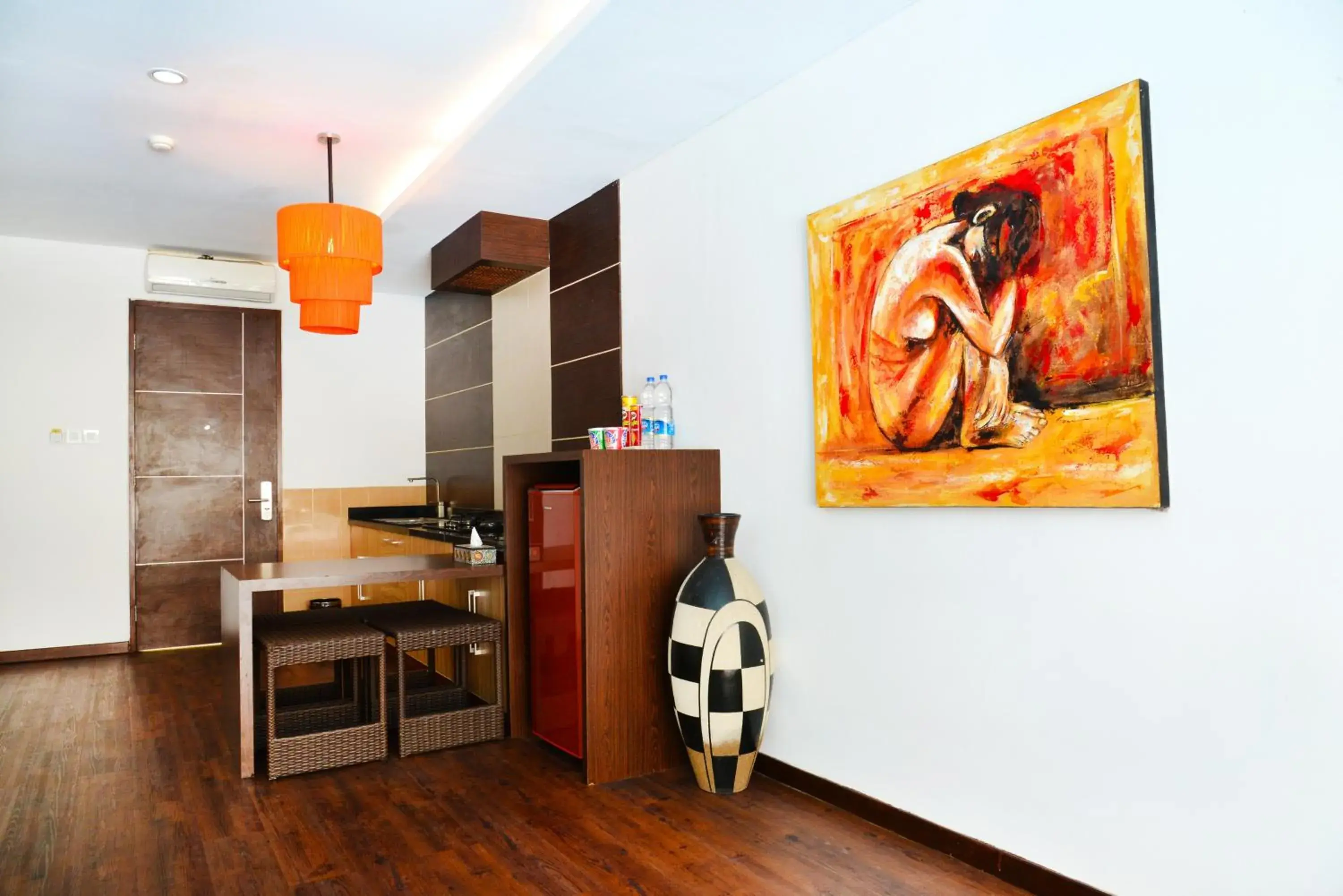 Kitchen or kitchenette, TV/Entertainment Center in Devata Suite & Residence