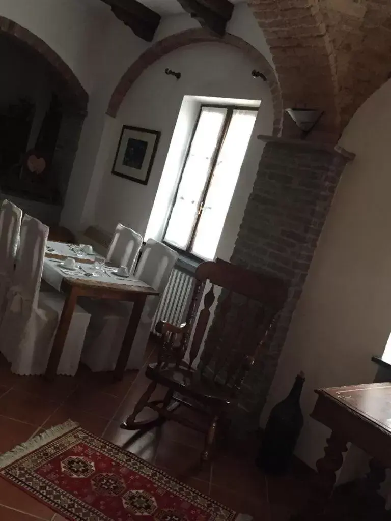 Communal lounge/ TV room, Dining Area in B&B La Villarella dei Tulipani
