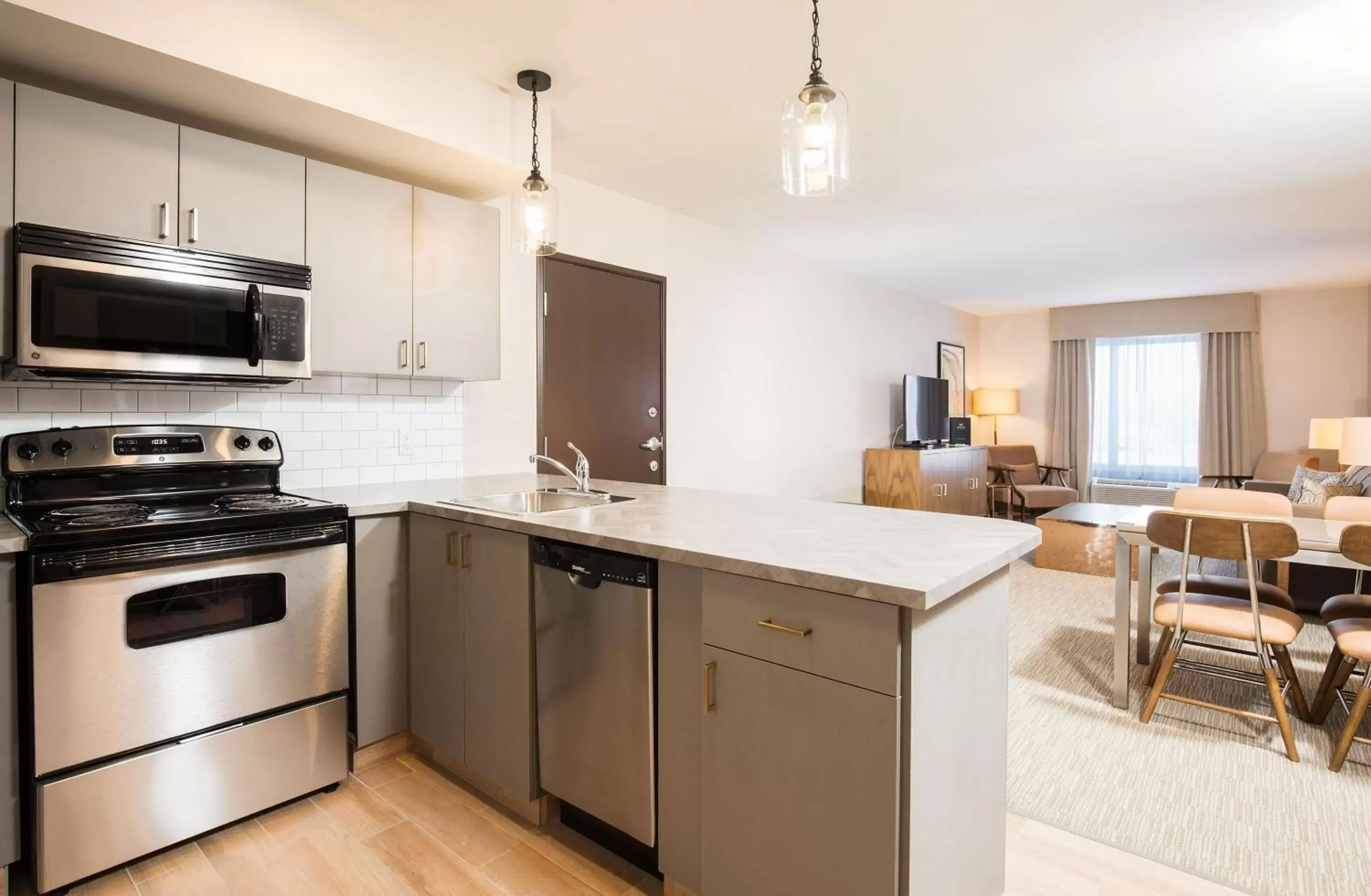 Kitchen or kitchenette, Kitchen/Kitchenette in Pomeroy Inn & Suites Prince George