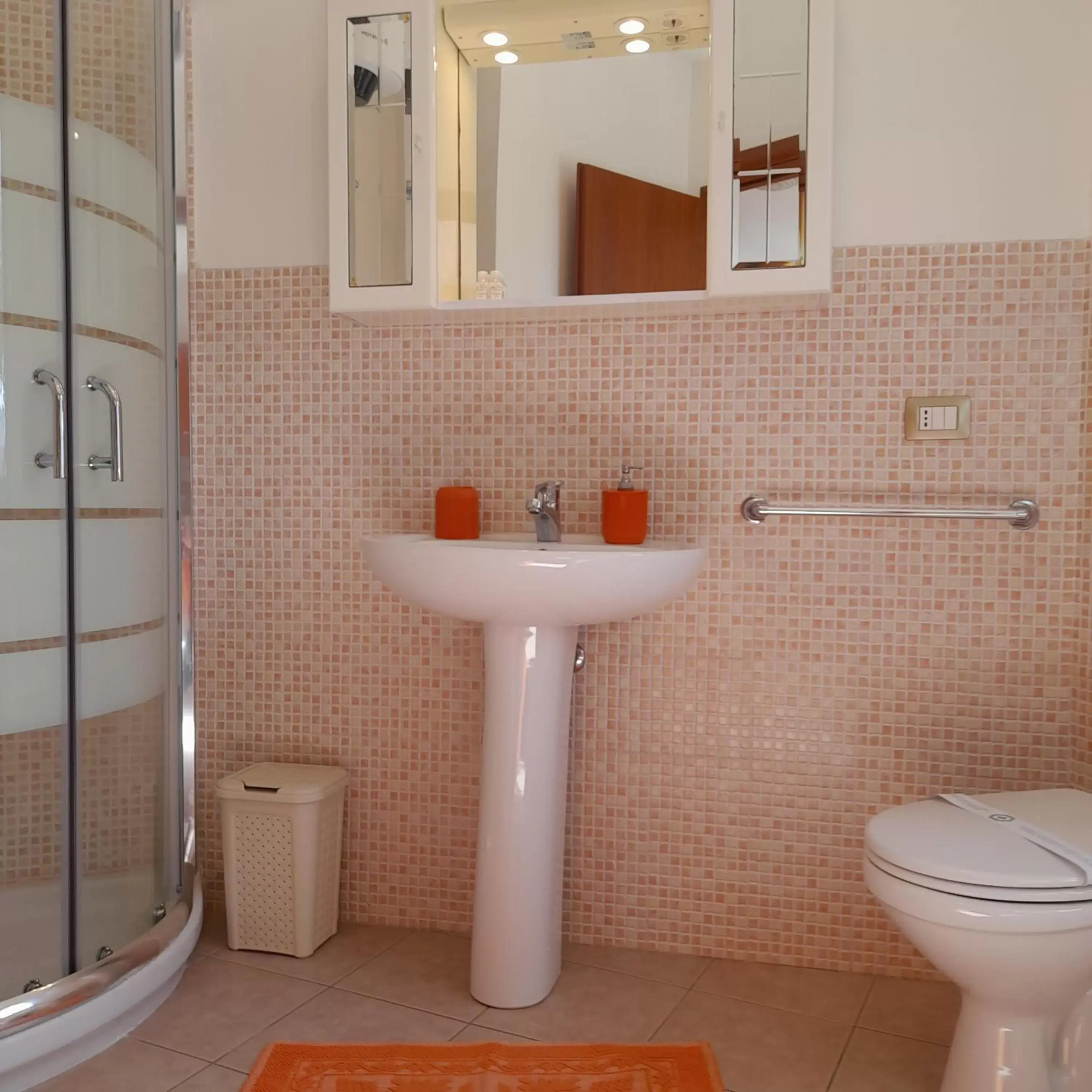 Shower, Bathroom in La Fortezza casa vacanze & appartament