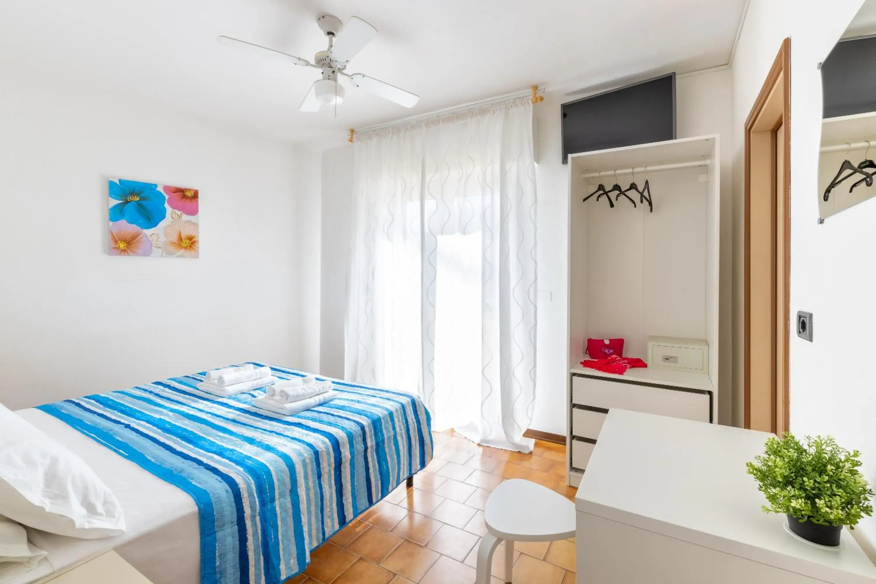 Communal lounge/ TV room, Bed in Hotel Mignon Riccione Fronte Mare