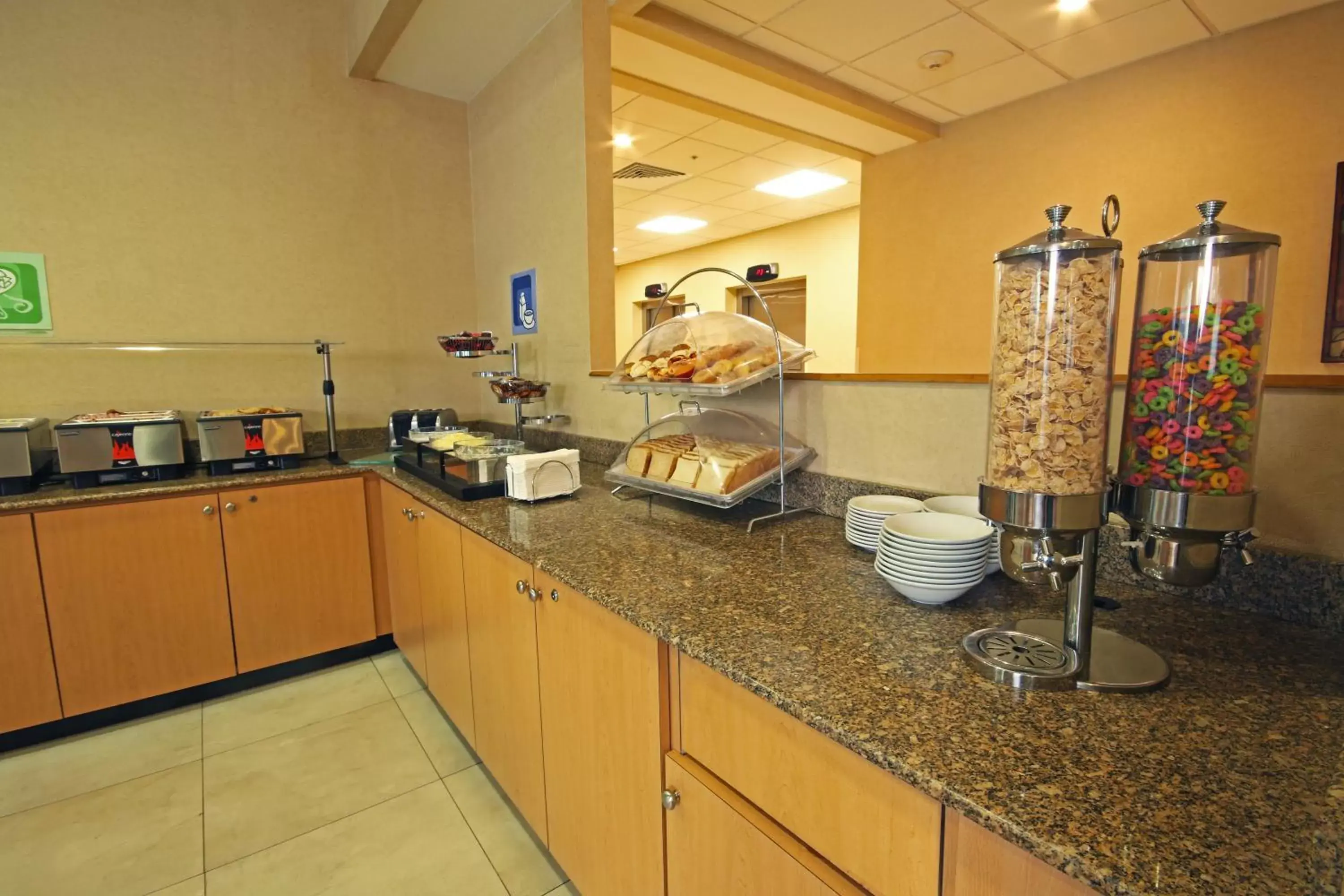 Breakfast, Kitchen/Kitchenette in Holiday Inn Express Hotel & Suites CD. Juarez - Las Misiones, an IHG Hotel
