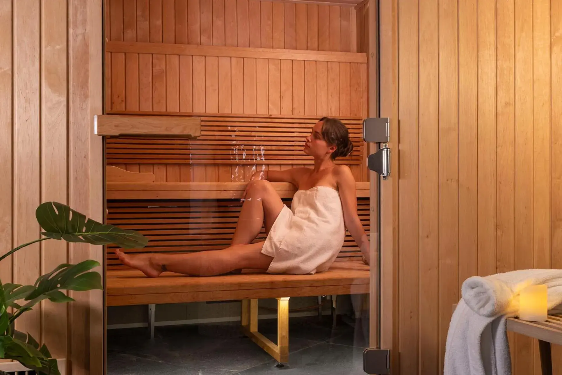 Sauna, Guests in Hôtel Joe M