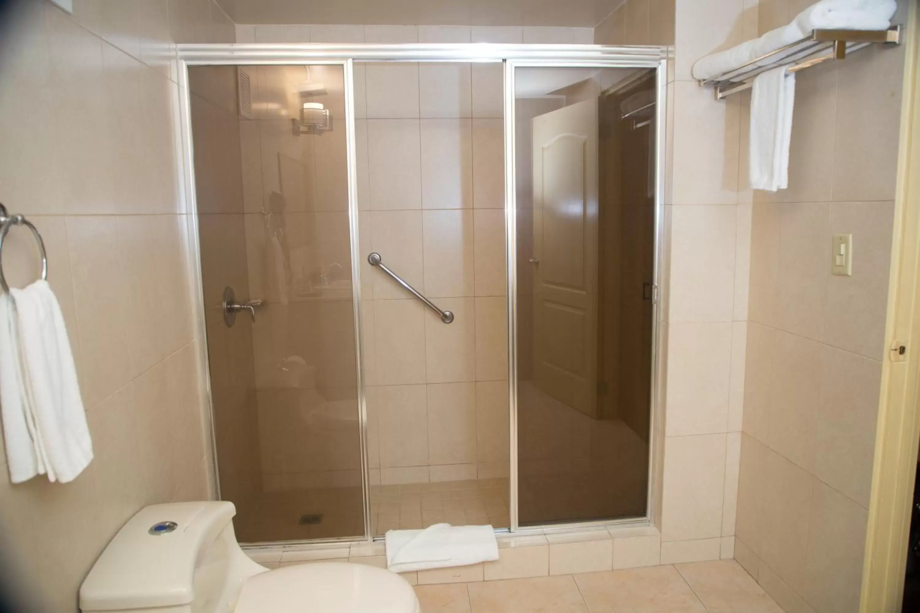 Shower, Bathroom in Best Western El Dorado Panama Hotel