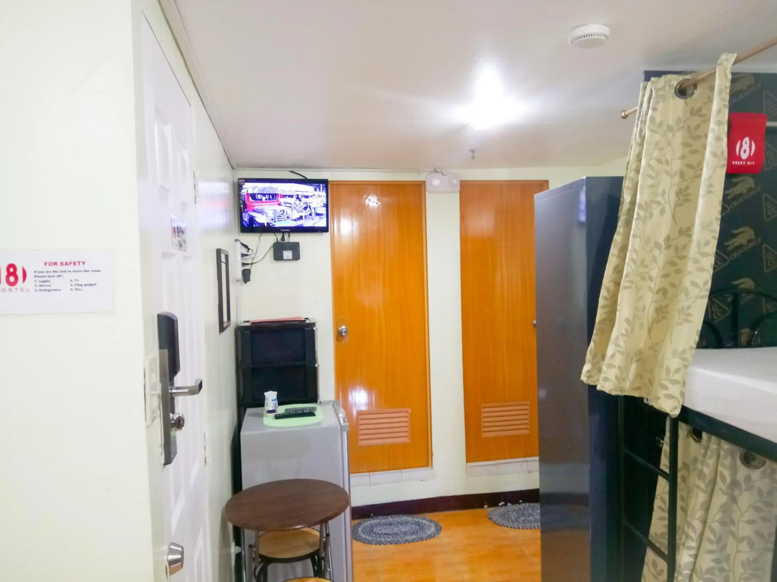 Communal lounge/ TV room in 8hostel