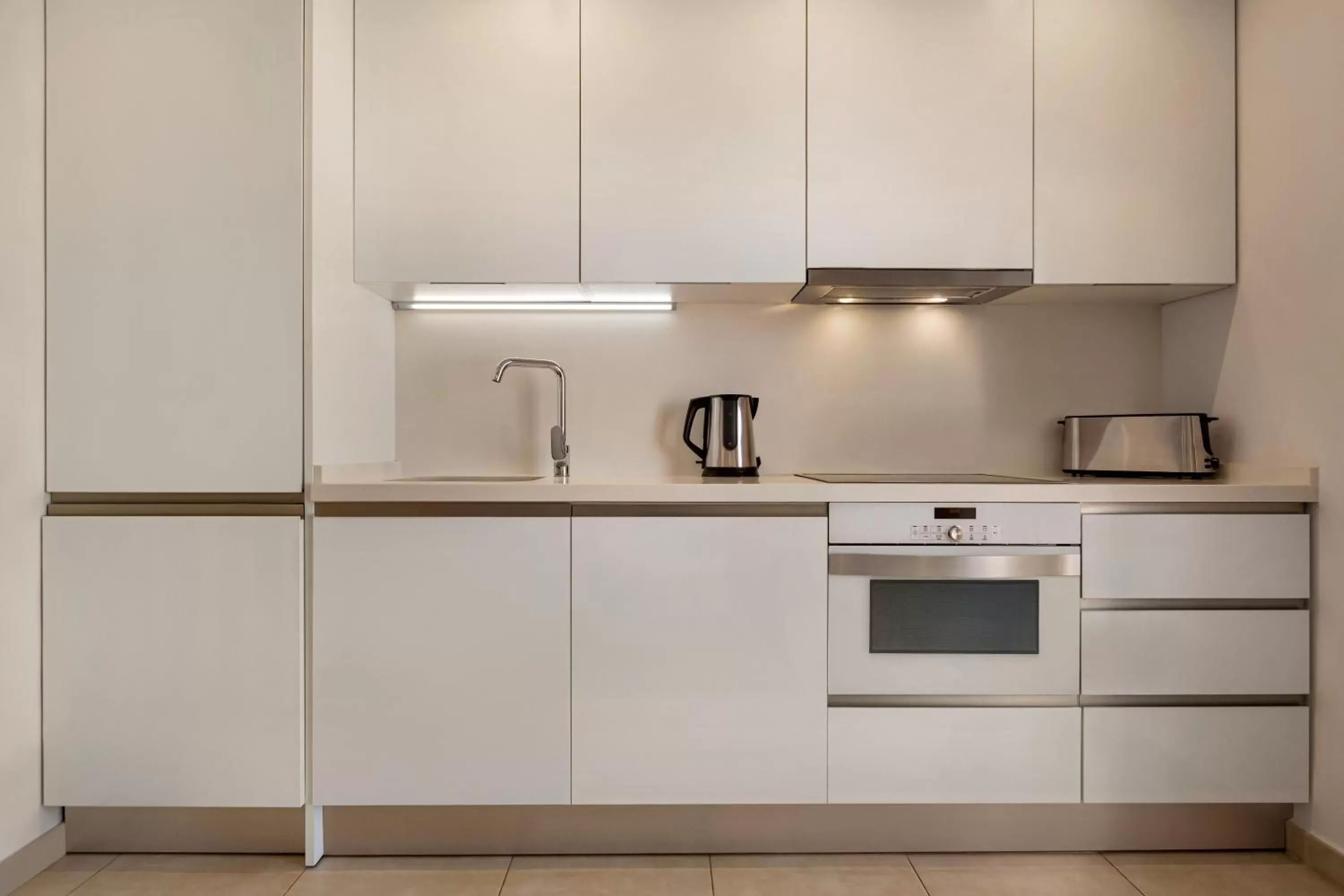 Kitchen or kitchenette, Kitchen/Kitchenette in Ramada Hotel & Suites by Wyndham Costa del Sol