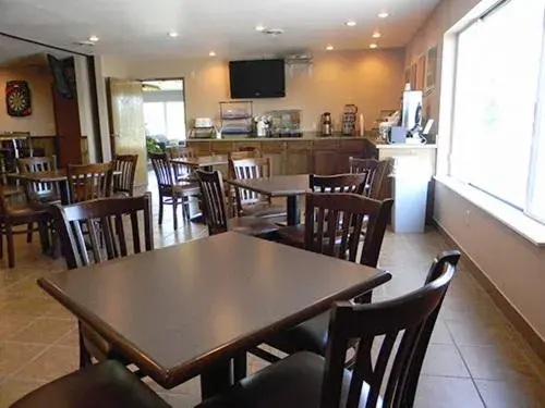 Continental breakfast, Restaurant/Places to Eat in Boarders Inn & Suites by Cobblestone Hotels - Munising