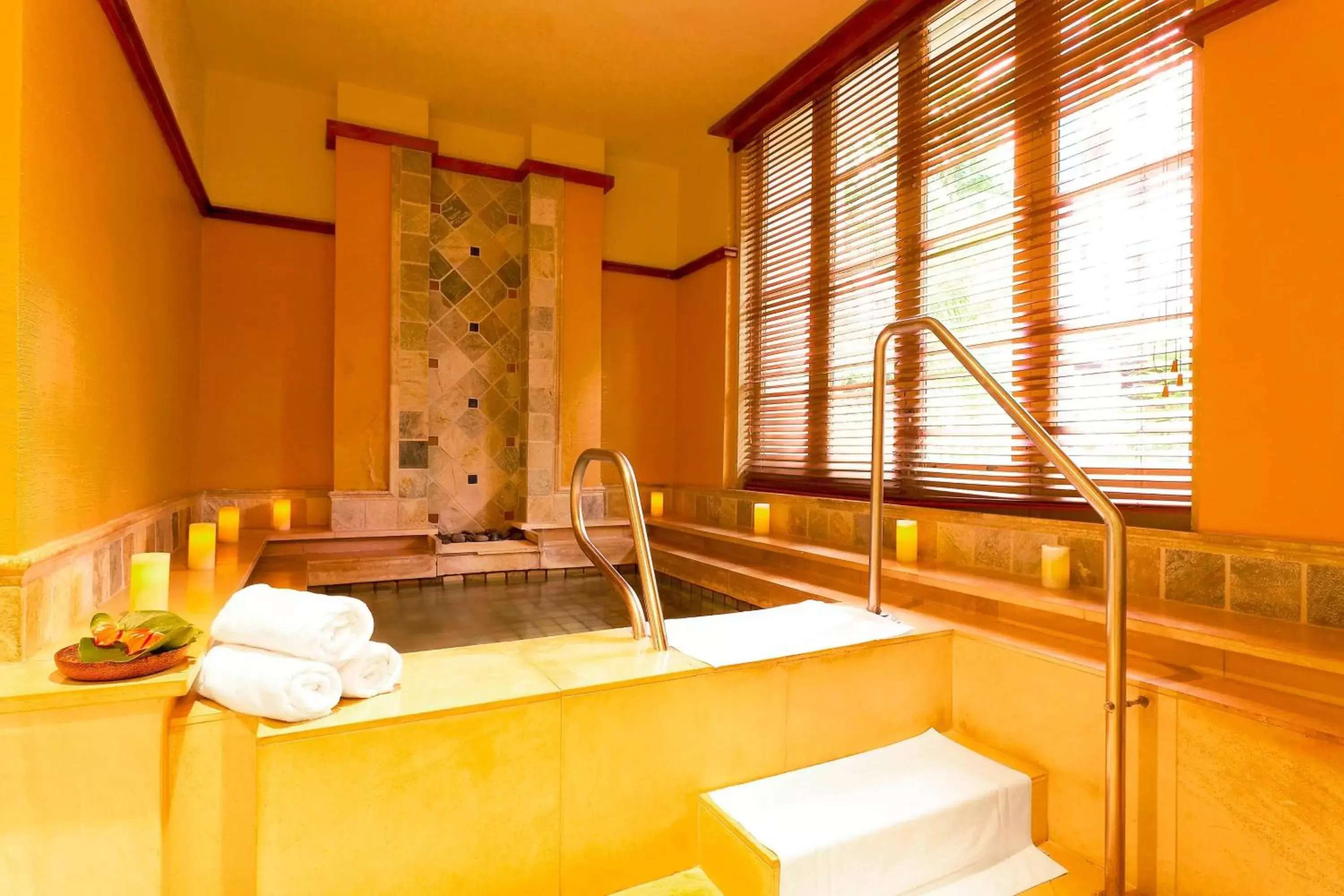Swimming pool, Bathroom in The Royal Hawaiian, A Luxury Collection Resort, Waikiki