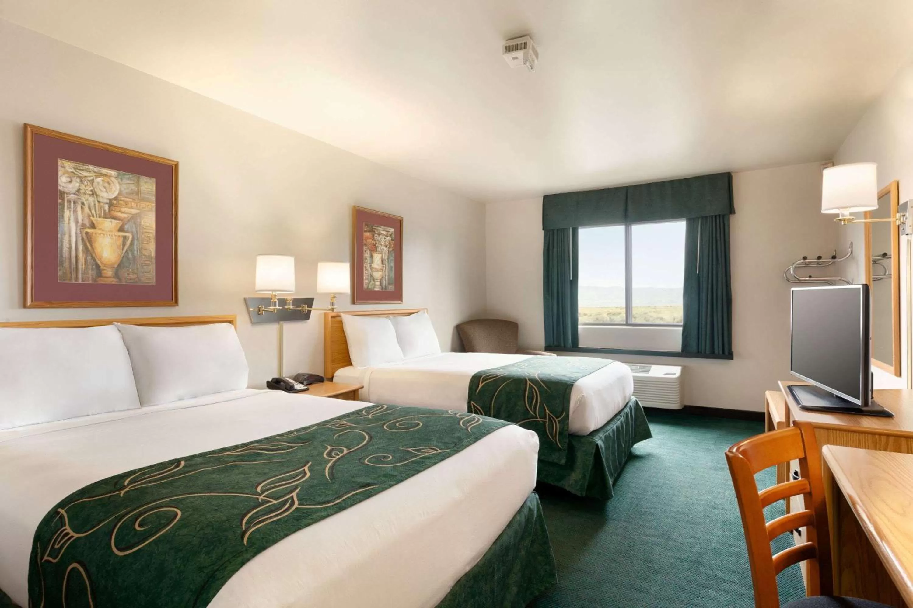 Photo of the whole room, Bed in Travelodge by Wyndham Milford