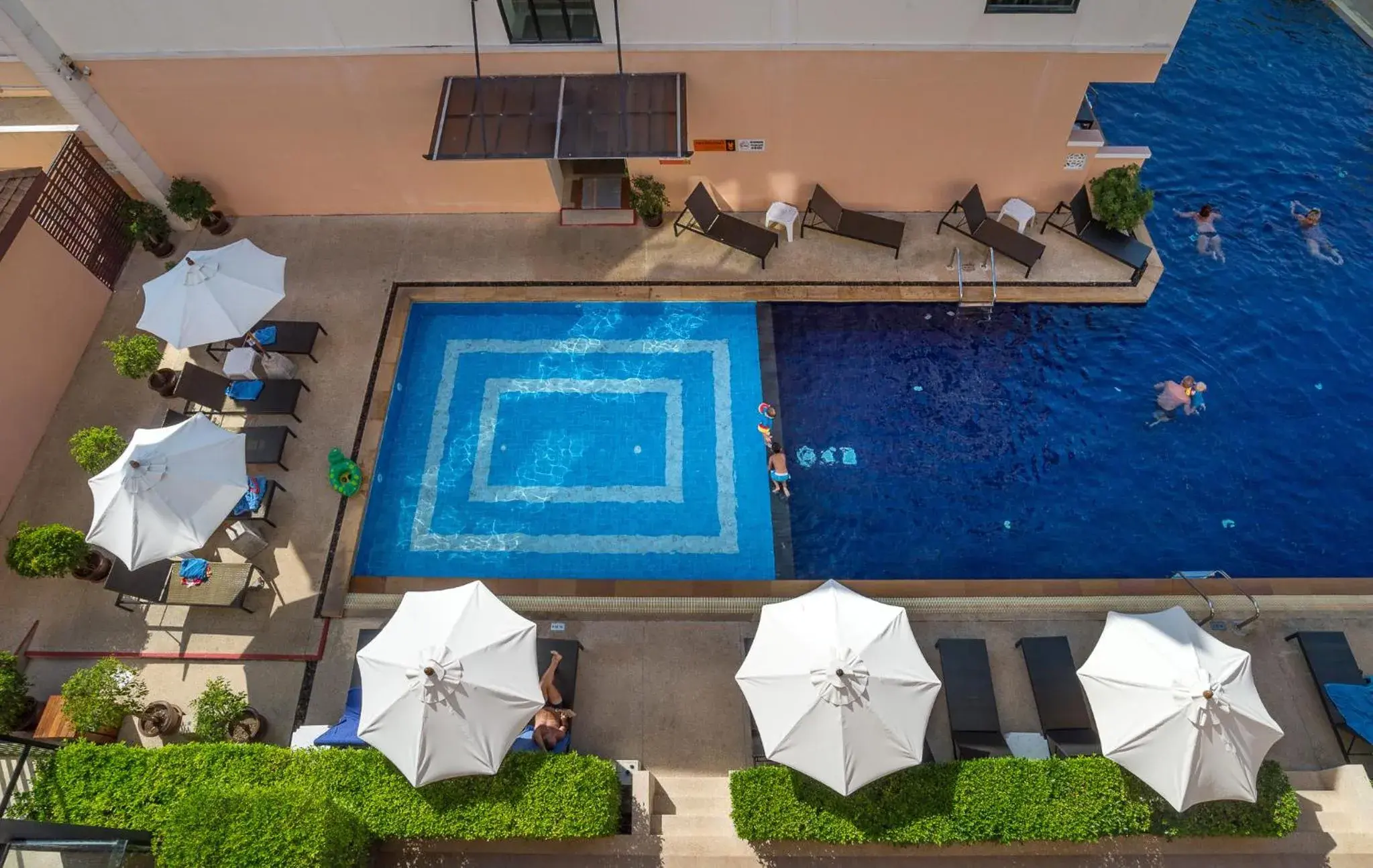 Swimming pool in Srisuksant Resort