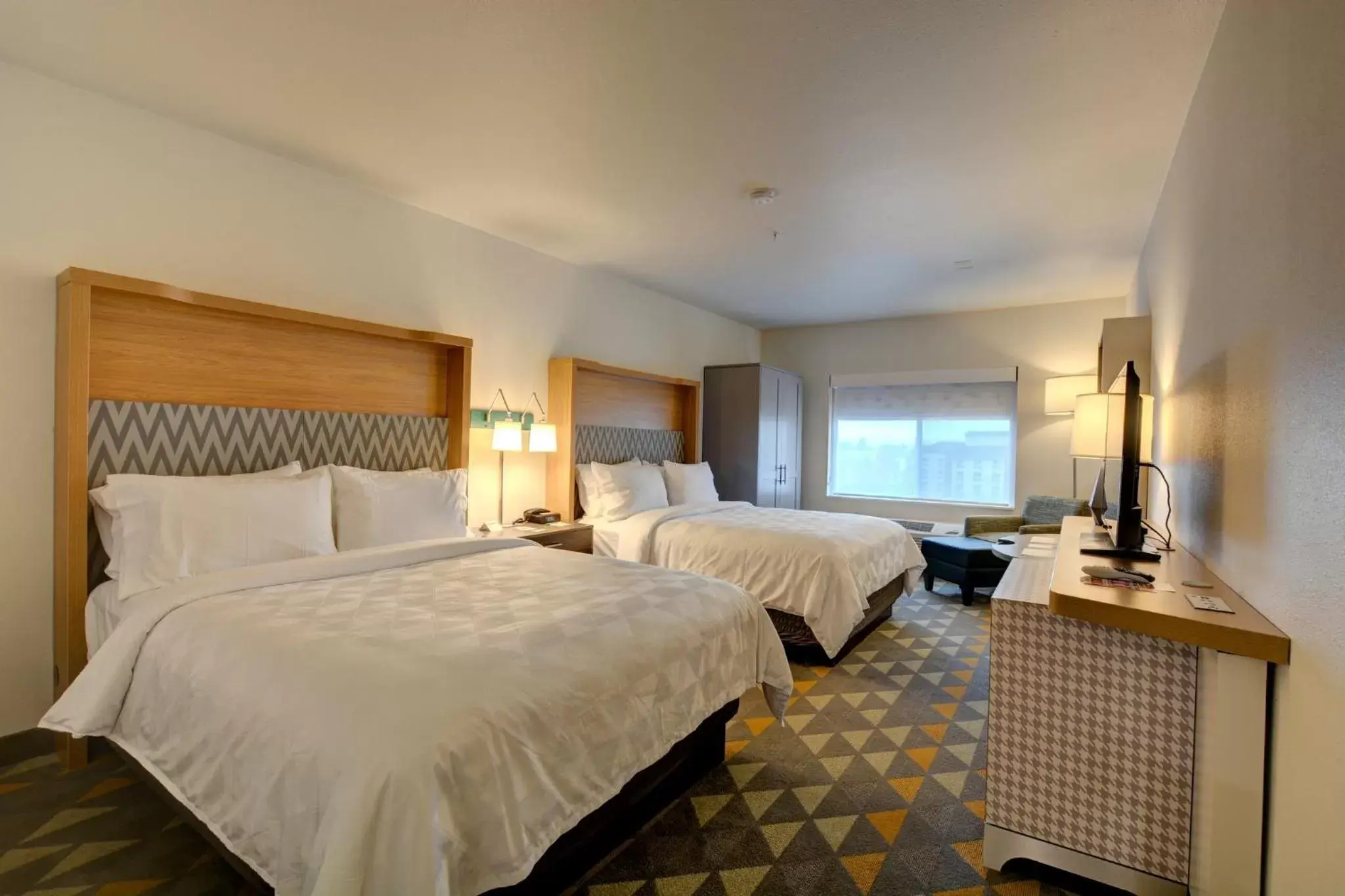 Photo of the whole room, Bed in Holiday Inn - Salem, an IHG Hotel