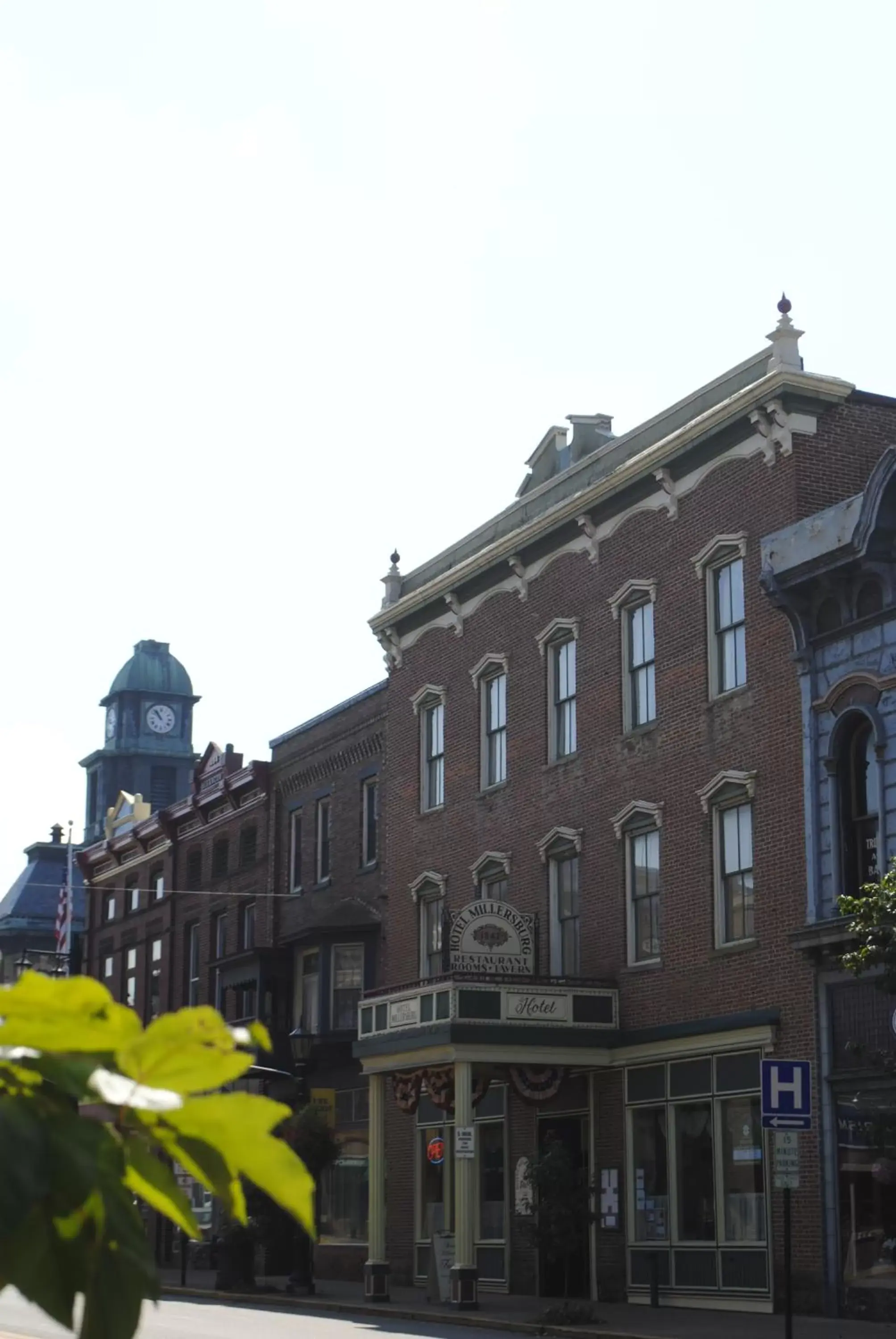 Facade/entrance, Property Building in Hotel Millersburg