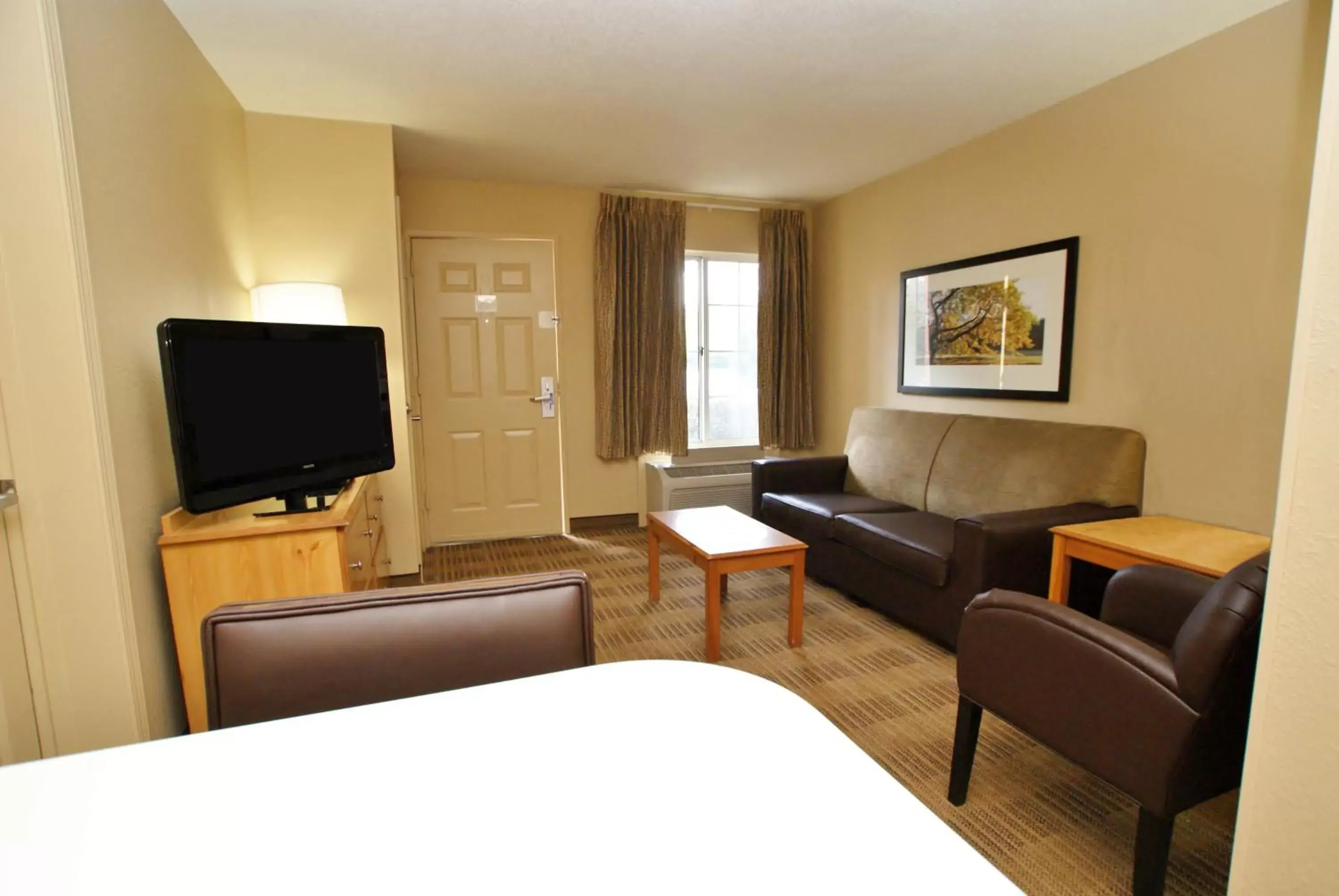 Living room, TV/Entertainment Center in Extended Stay America Suites - Denver - Tech Center South - Inverness