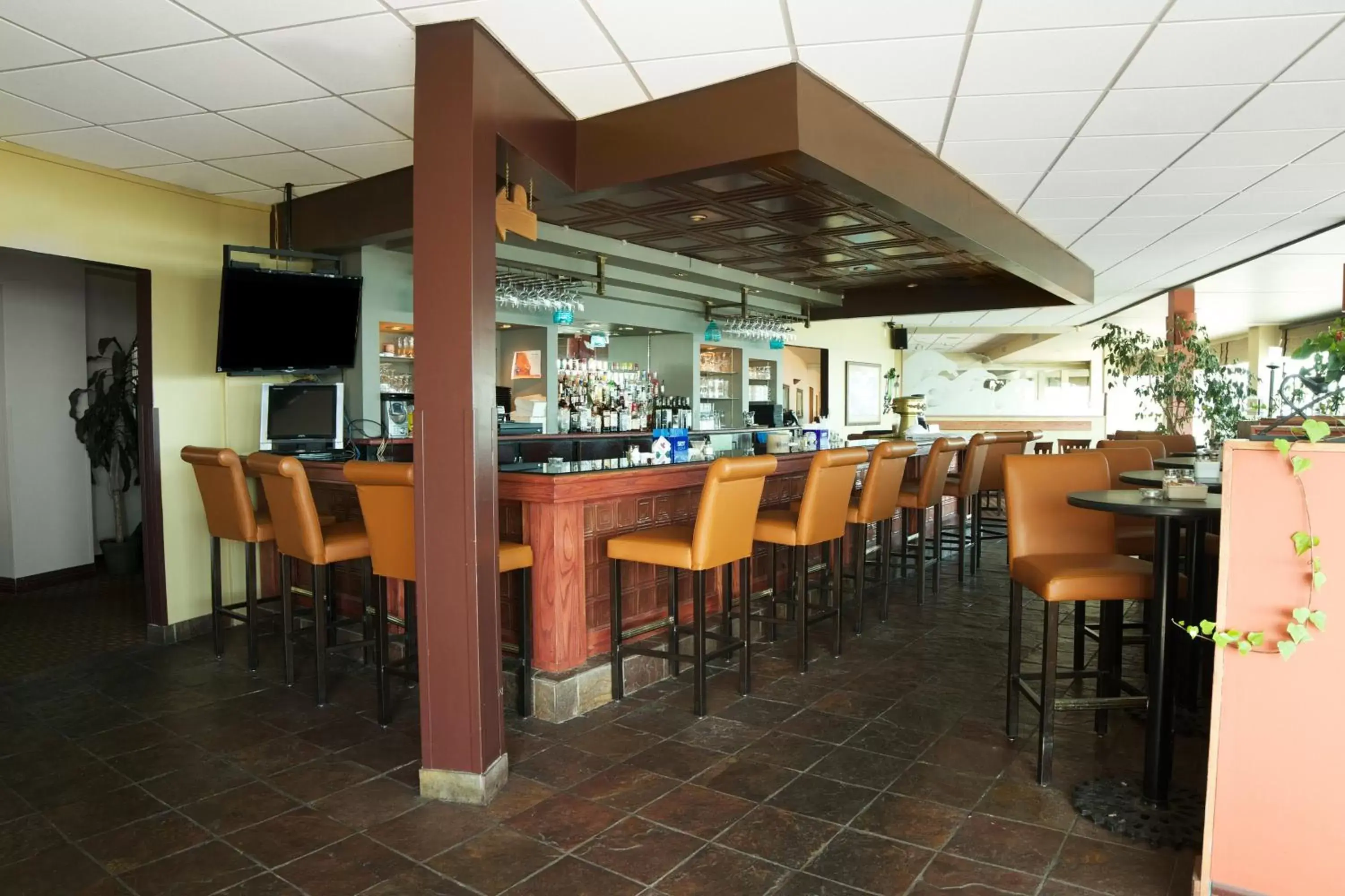 Lounge or bar, Lounge/Bar in Ramada by Wyndham Jordan/Beacon Harbourside Resort