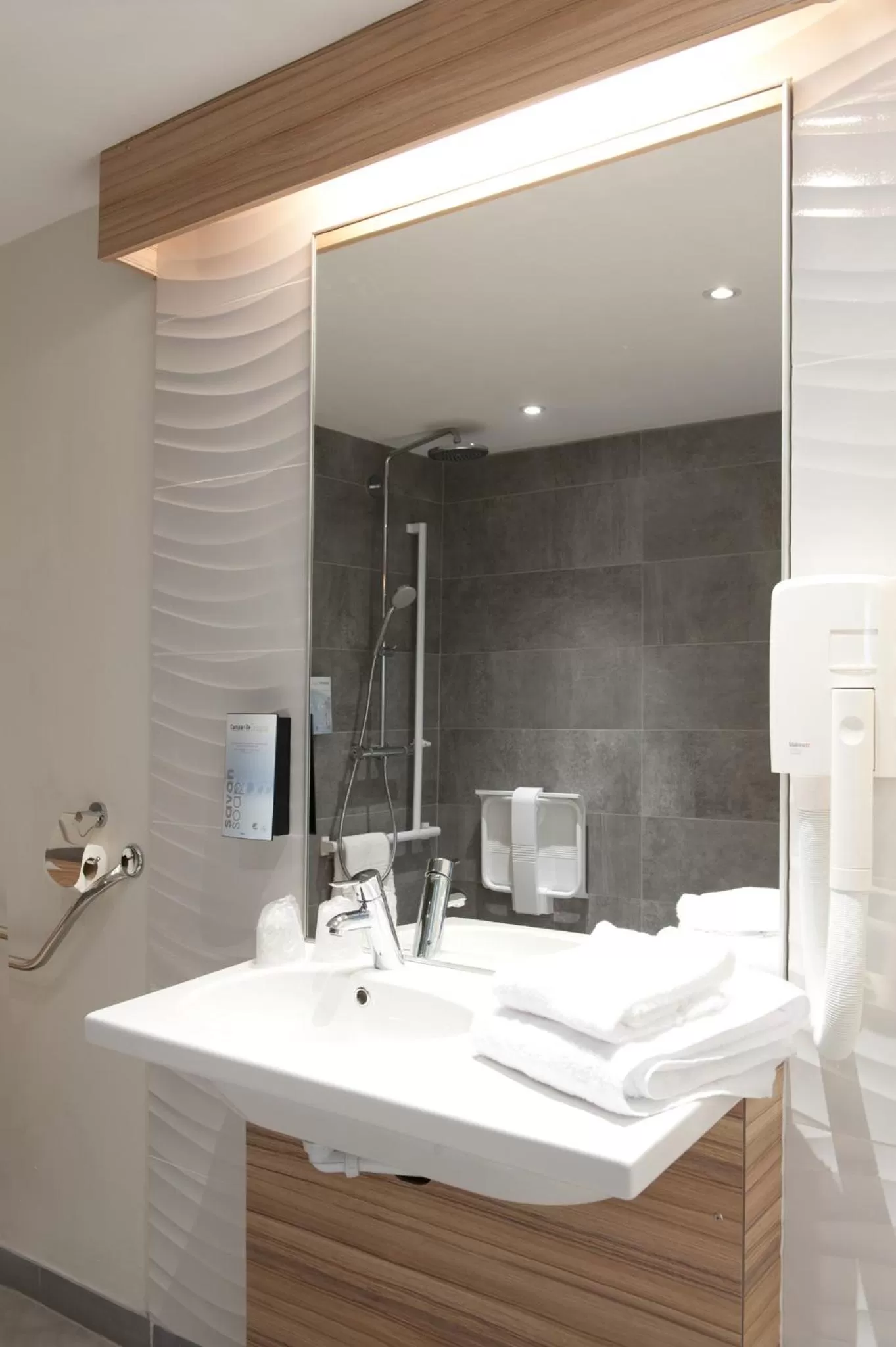 Bathroom in Campanile Limoges Centre - Gare