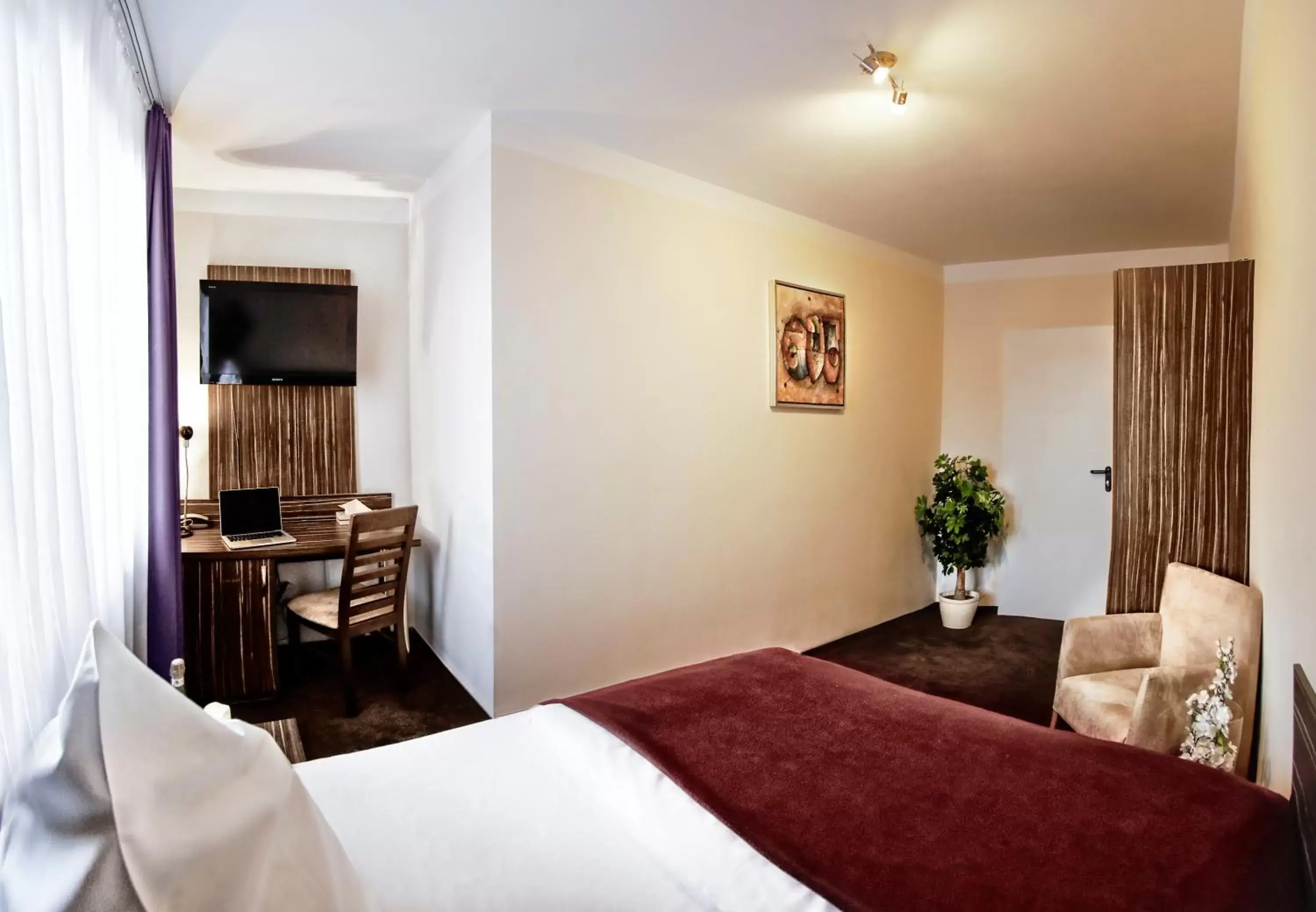 Single Room with Private External Bathroom in Hotel Famosa Single Room with Private External Bathroom in Hotel Famosa