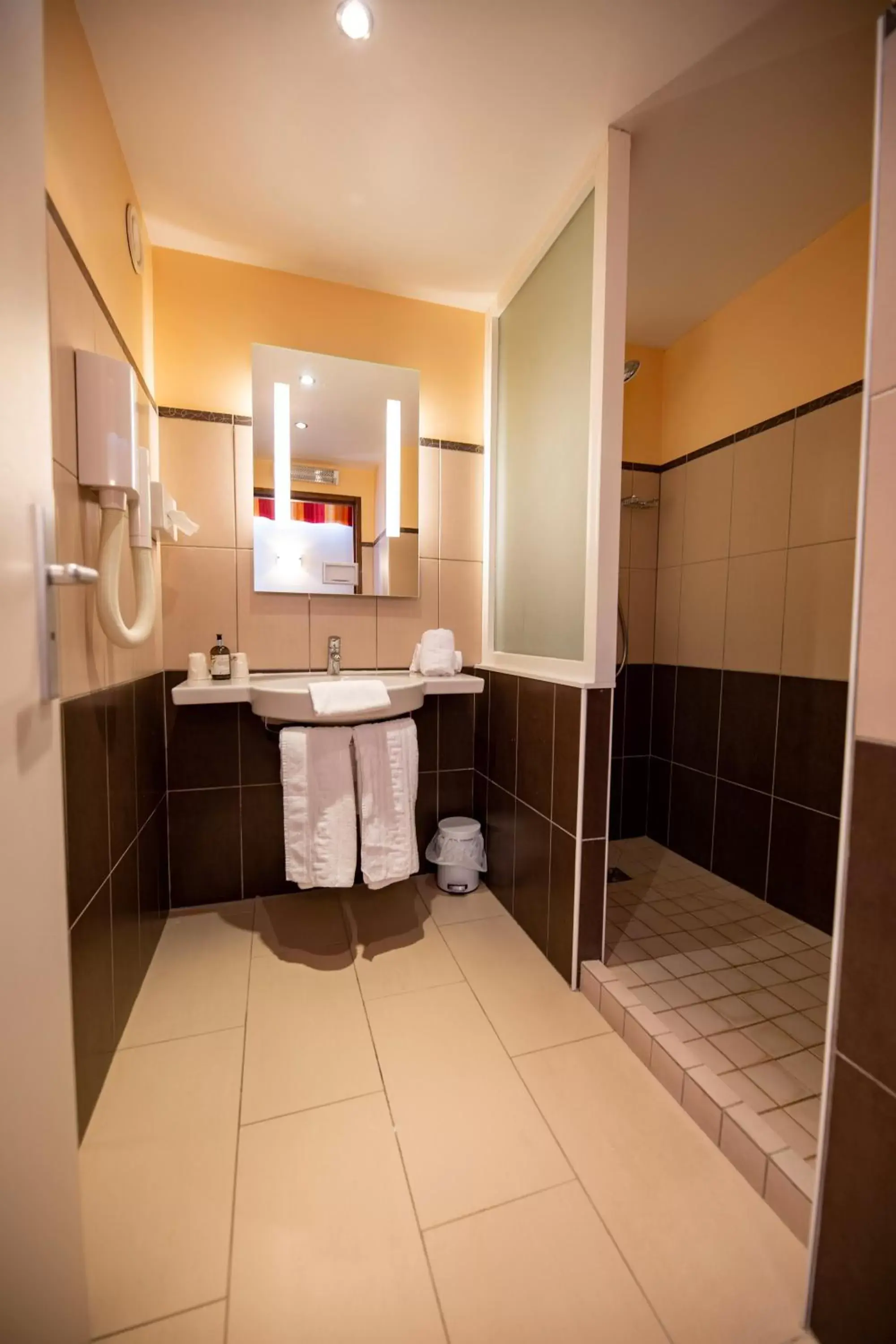 Bathroom in Hostellerie Saint Vincent Beauvais Aeroport